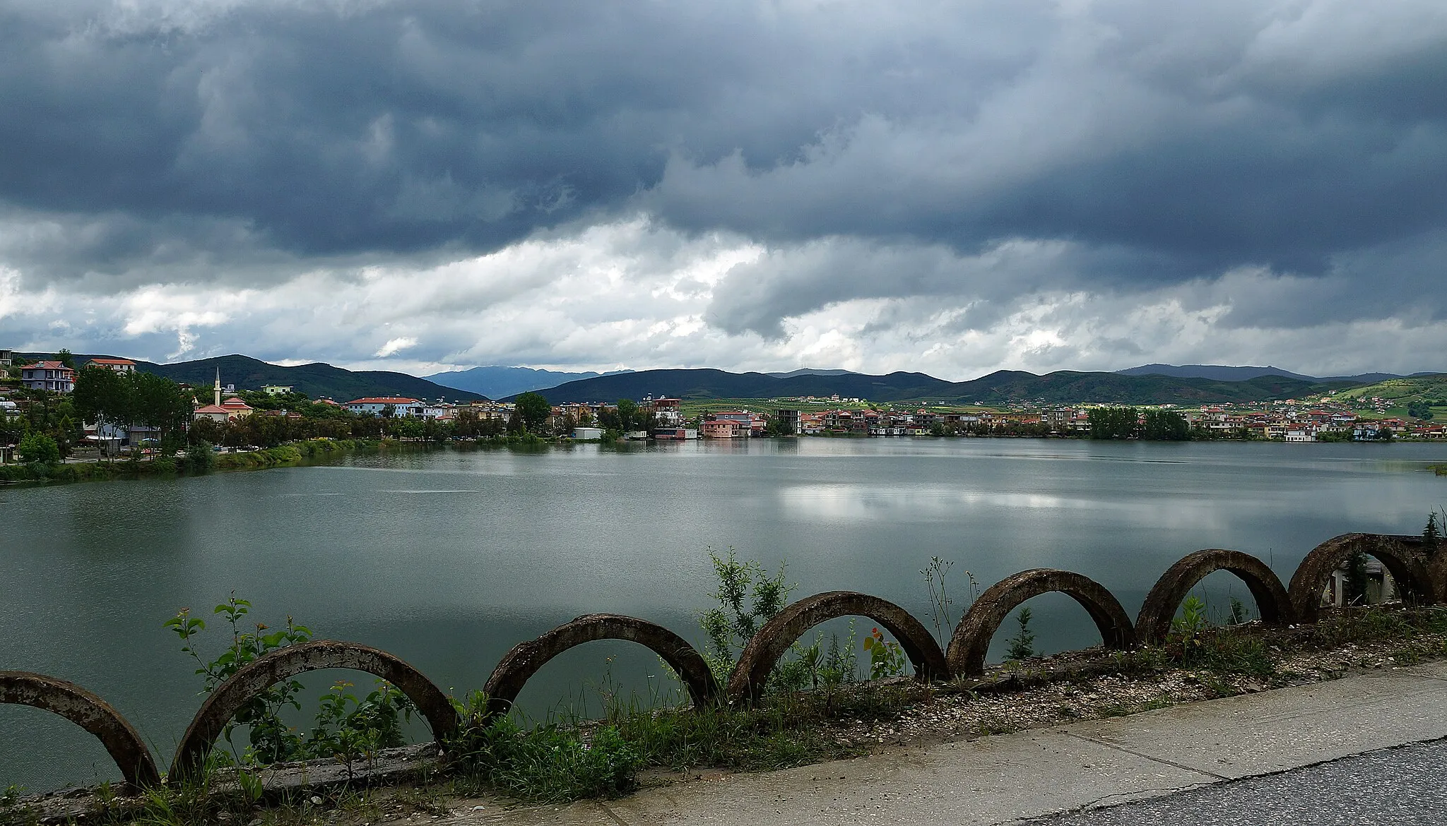 Photo showing: City of Belsh in Central Albania at the shores of Lake Belsh