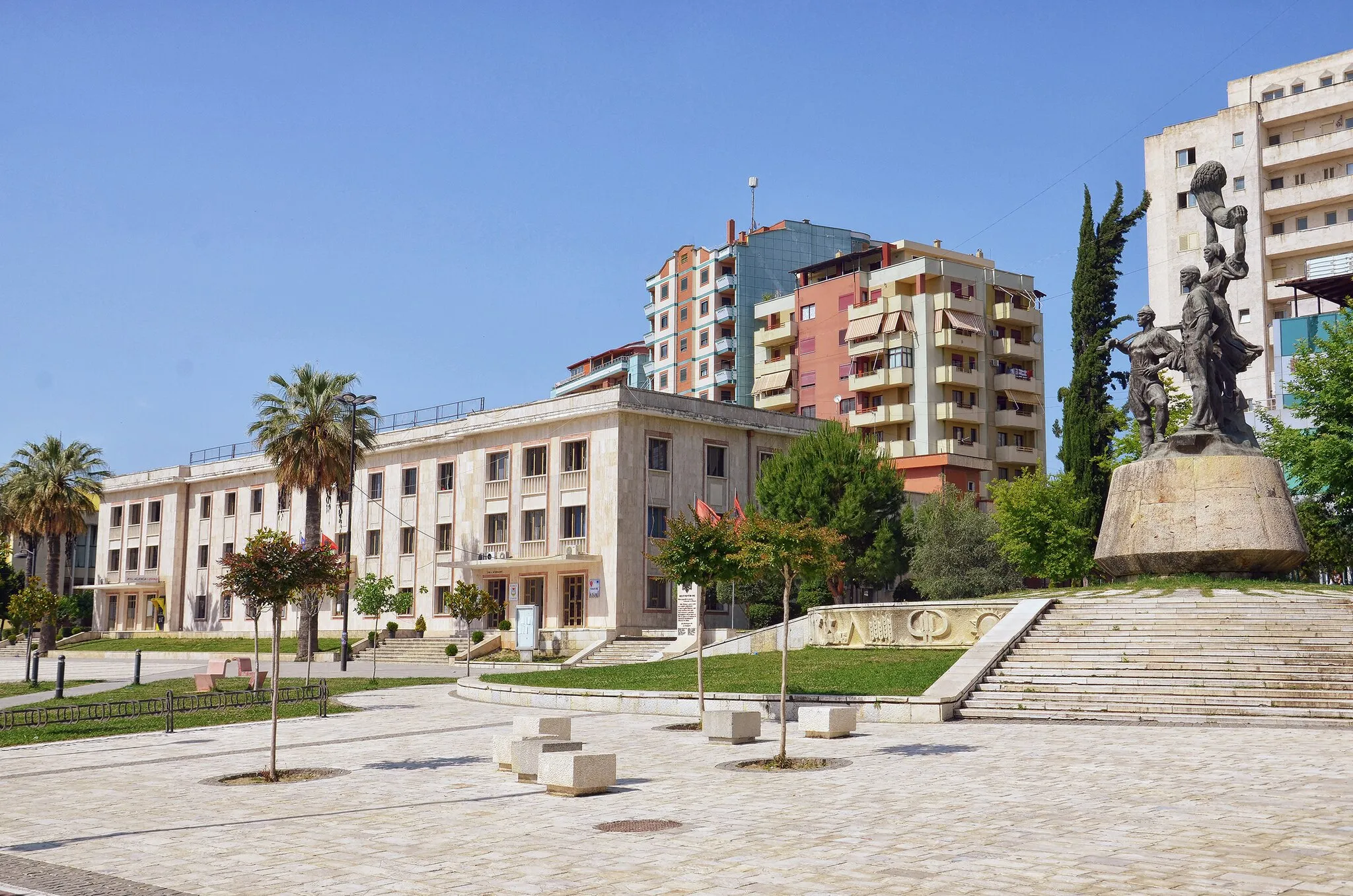 Photo showing: The main square of Lushnjë, Albania with the City Hall and the Toka Jonë (Our Land) monument