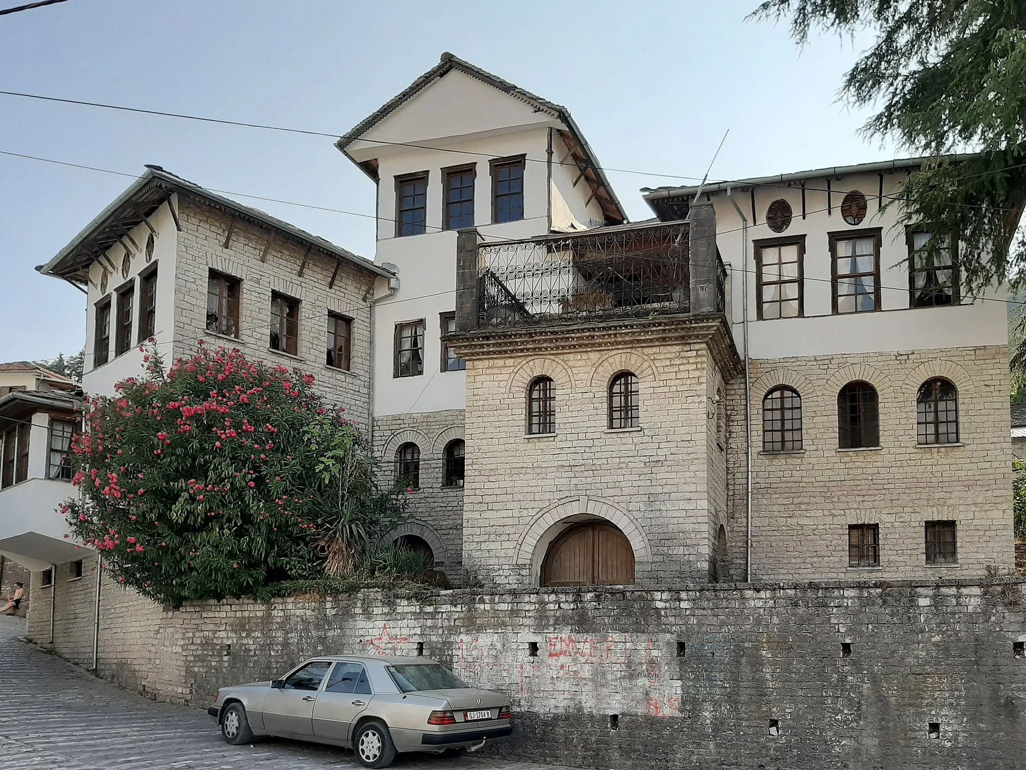 Photo showing: Photo realized during the expedition tour for the project The Albanian house : https://thealbanian.house/