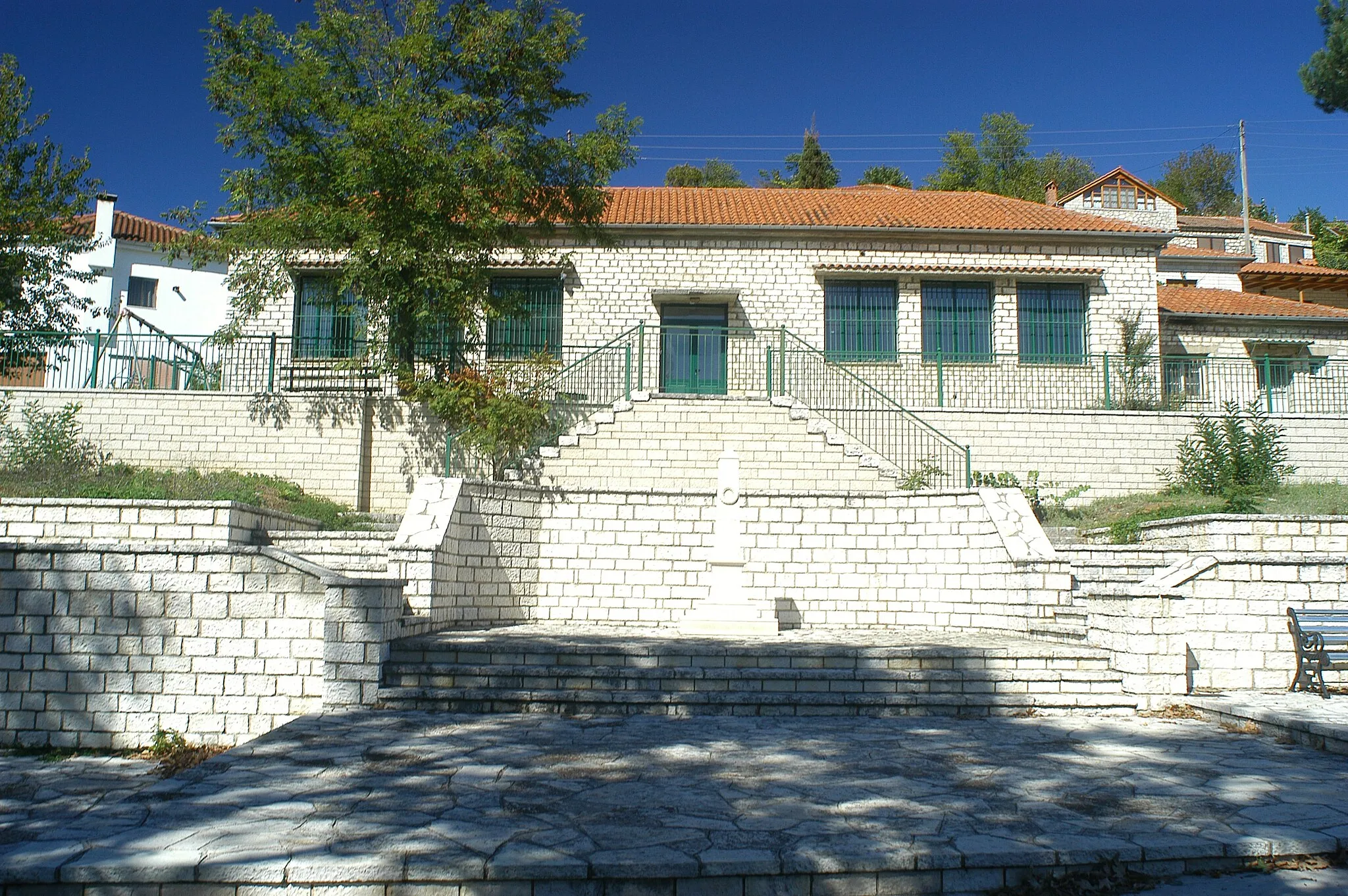 Photo showing: Geroplátanos' school
