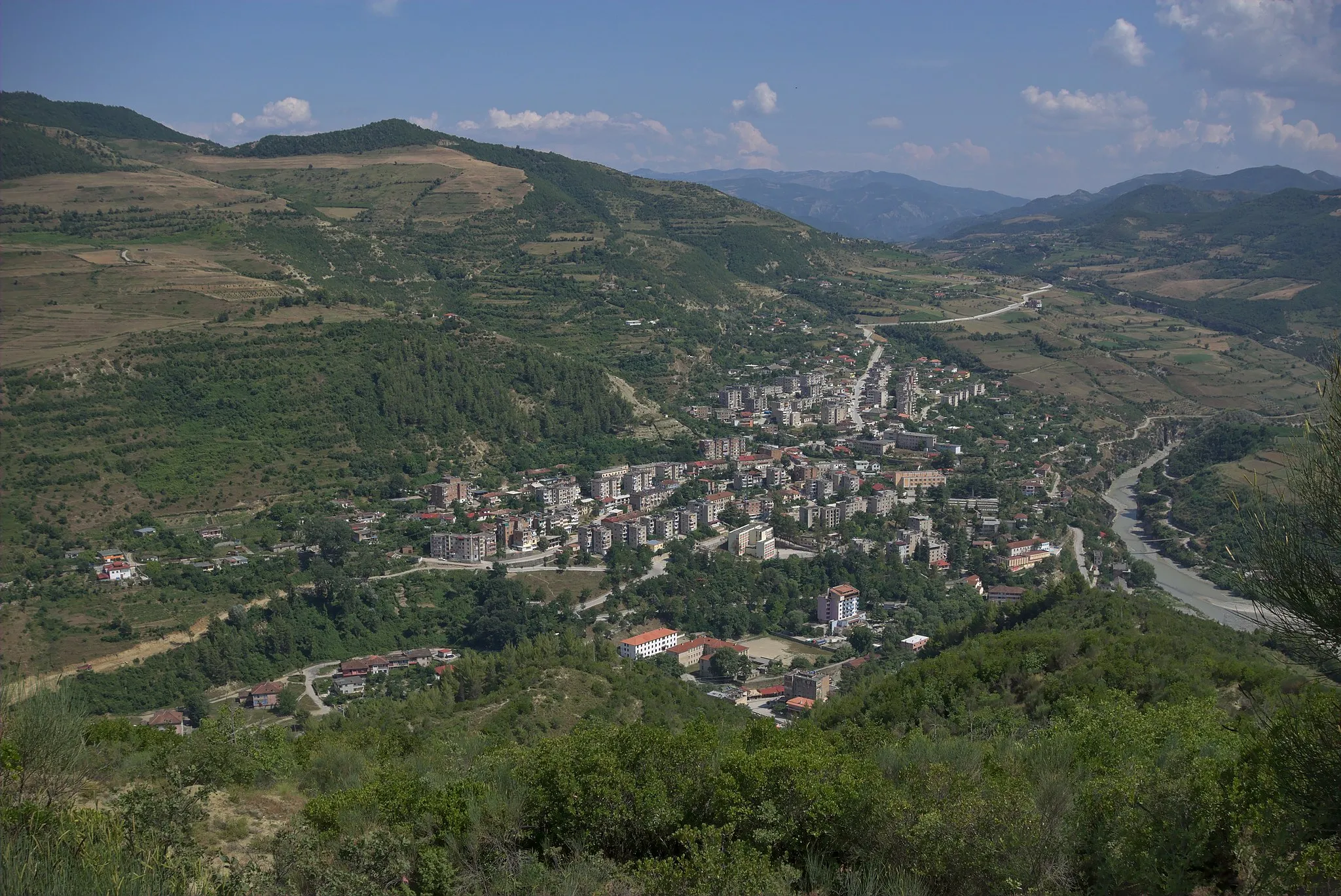 Photo showing: City of en:Çorovodë and river en:Osum photographed from the northwest