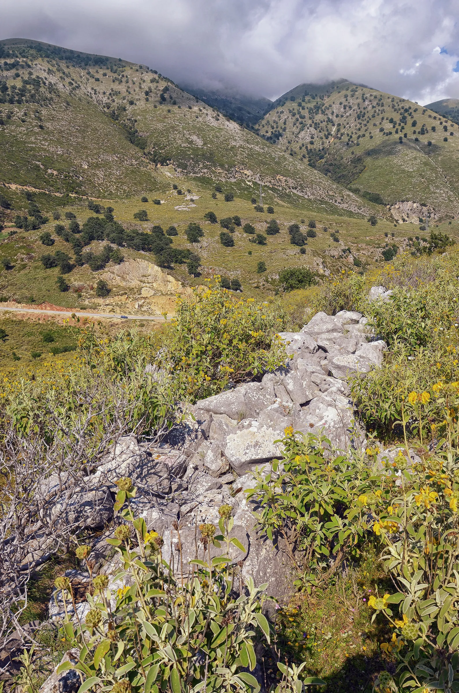 Photo showing: The ruins of the late bronze age fortified settlement Badhër, Himarë, Albania