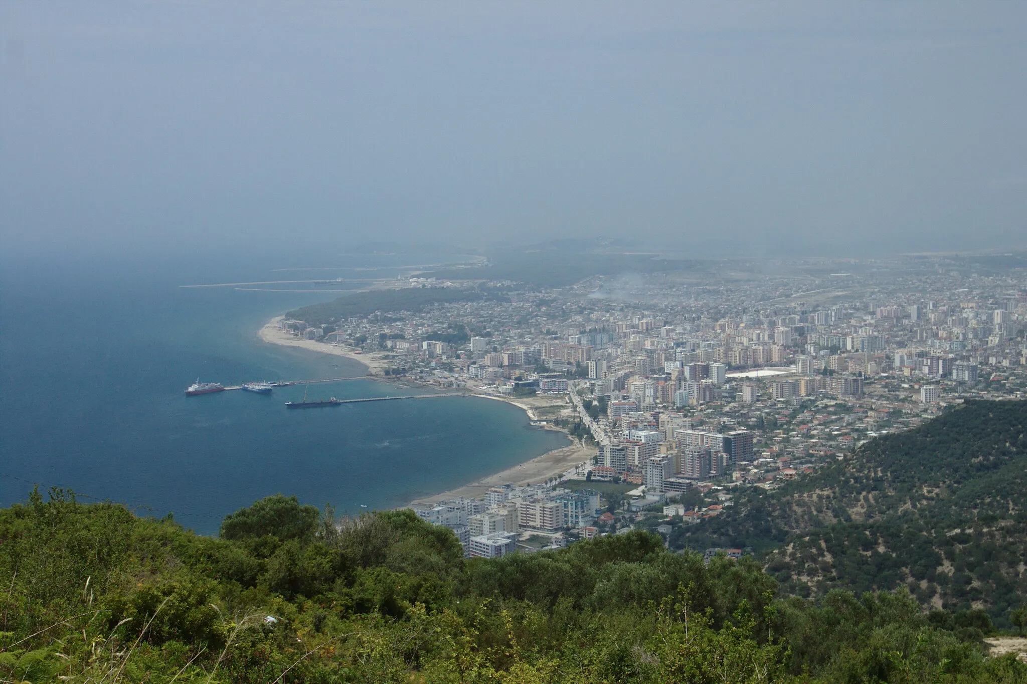 Photo showing: View of the town of Vlora from the Kaninë village, Albania