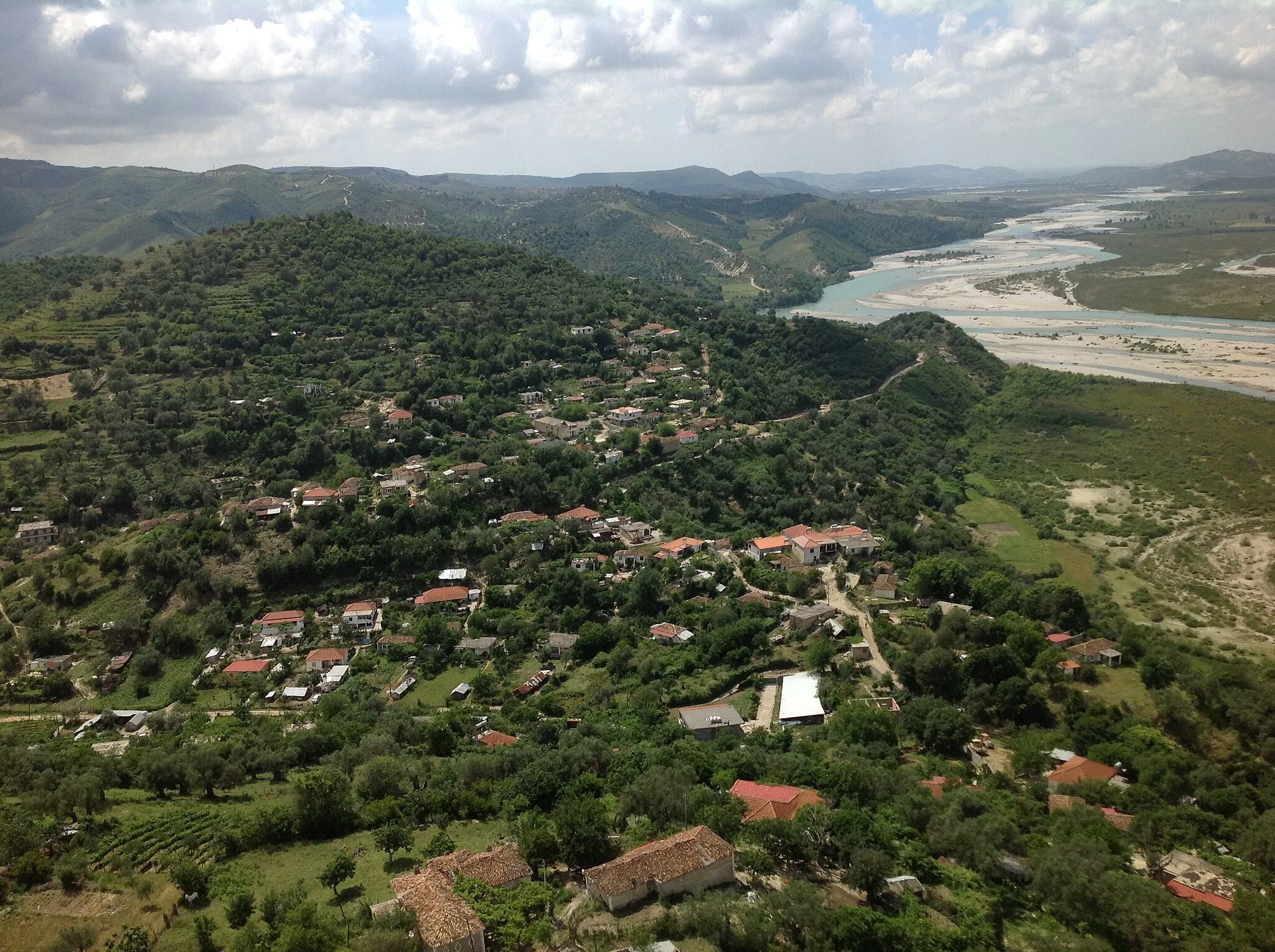 Photo showing: Pamje nga lart e fshatit Karbunare, rrethi i Vlores.