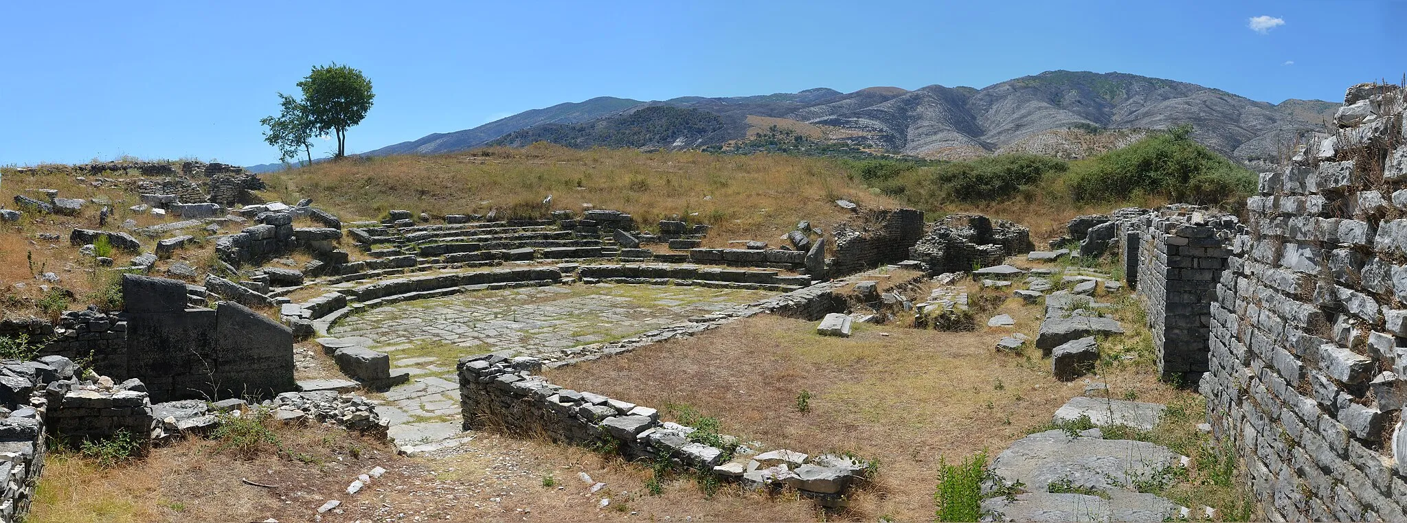 Photo showing: The ruins of the antique theater of Hadrianopolis near Sofratika, Albania