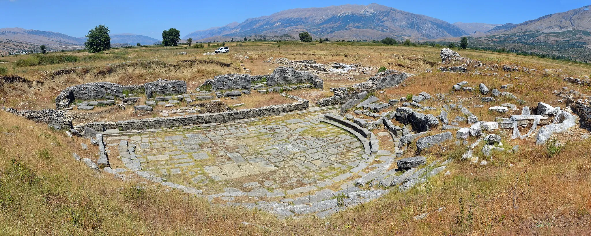 Photo showing: The ruins of the antique theater of Hadrianopolis near Sofratika, Albania