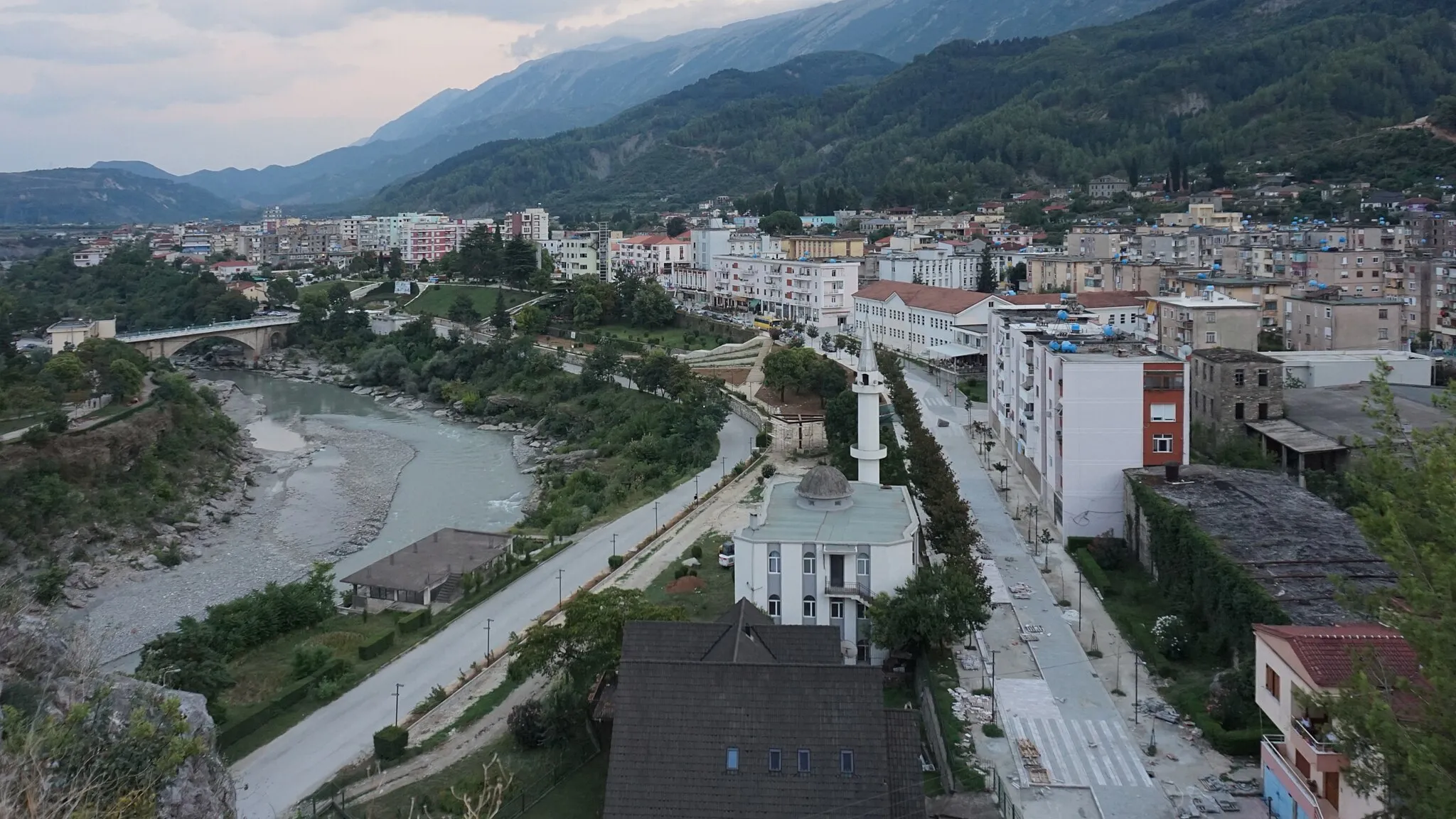 Photo showing: The town of Përmet in southeastern Albania from the city stone.