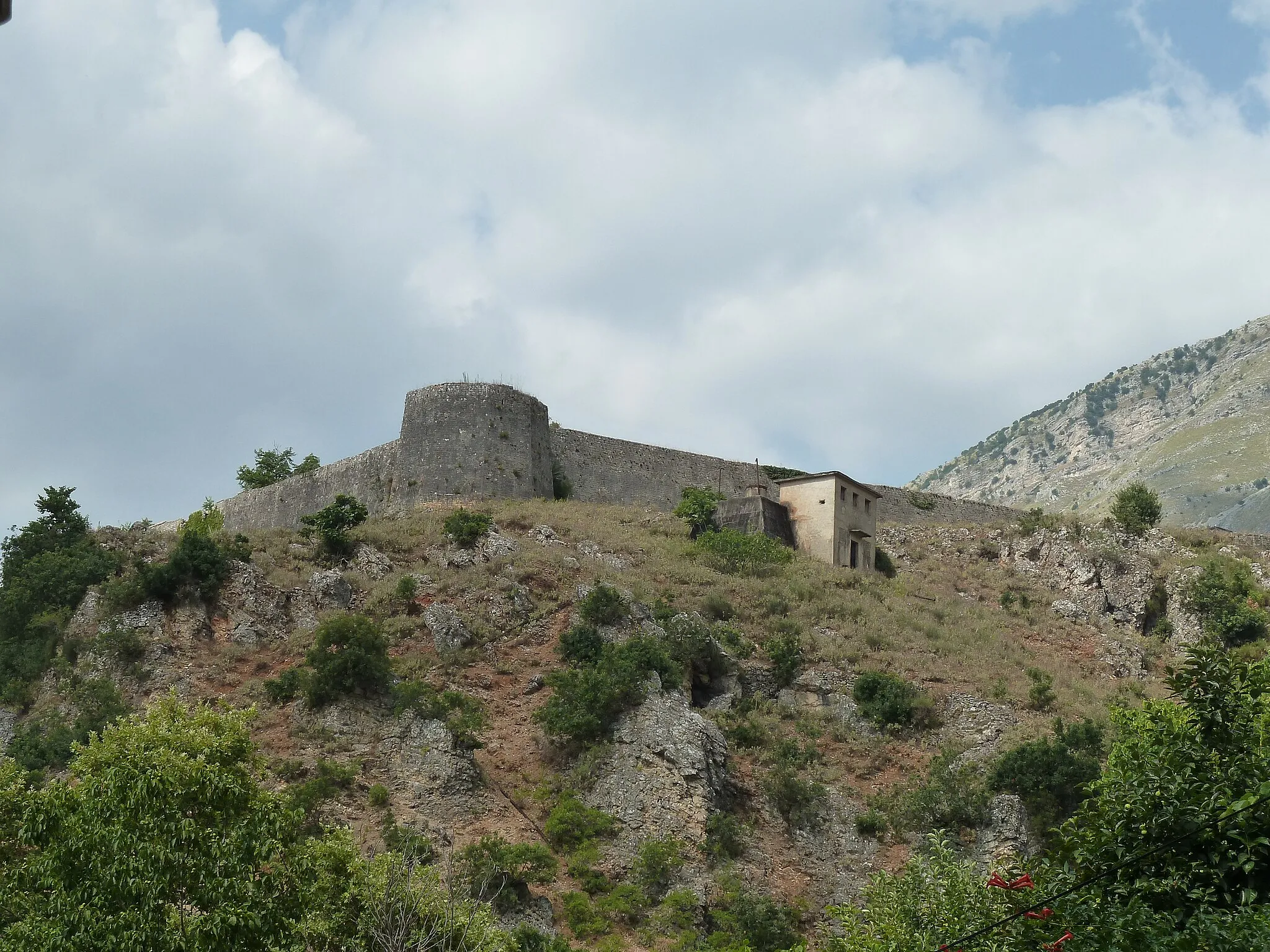 Photo showing: Exterior of the Castle of Libohova seen from south.