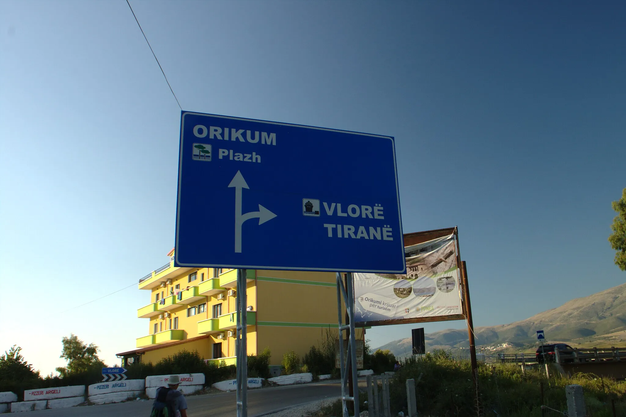 Photo showing: A traffic sign in the town of Orikum, Albania