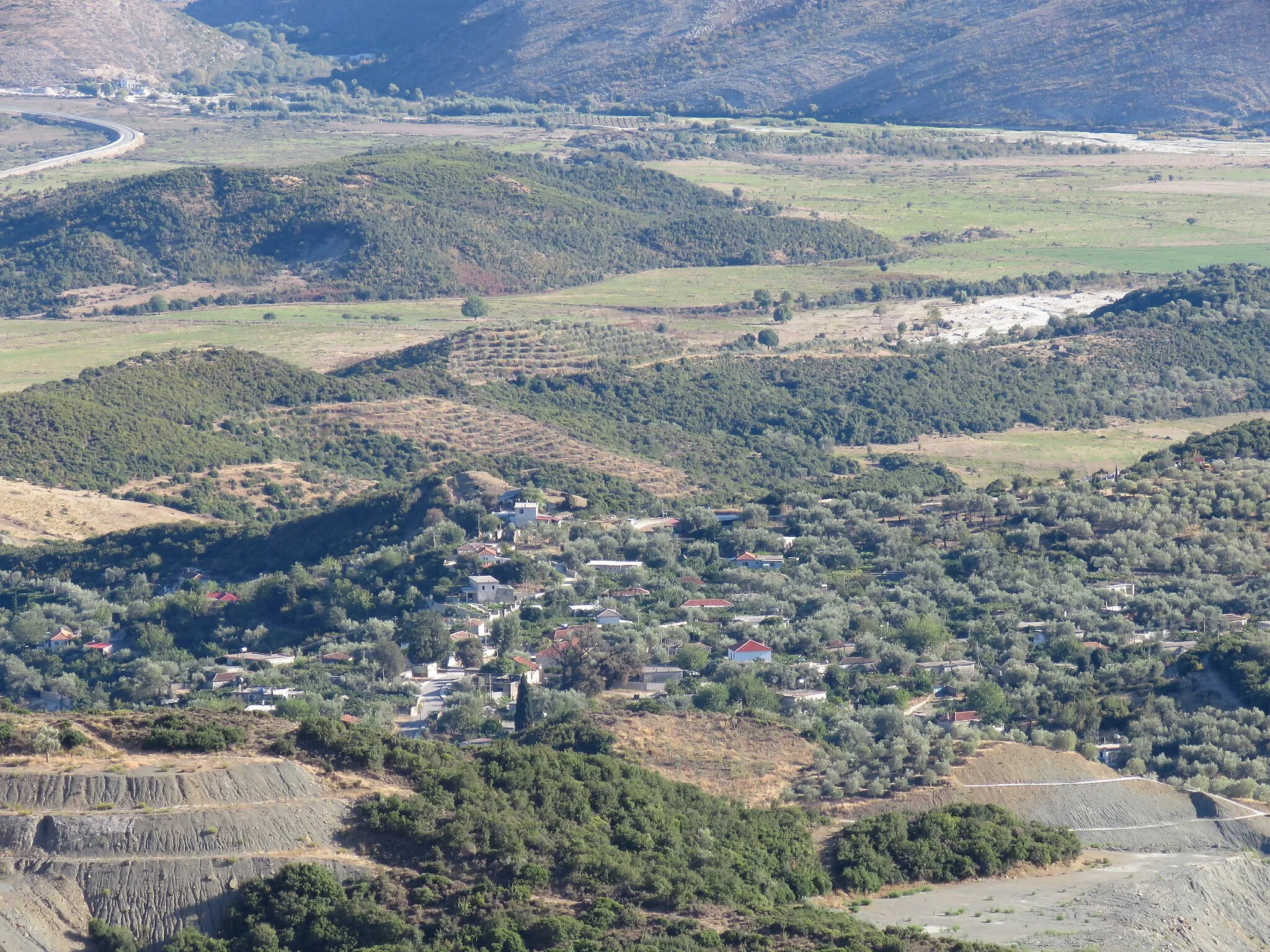 Photo showing: The village of Fushë-Vërri, Vergo, Vlorë County, Albania, seen from the north.