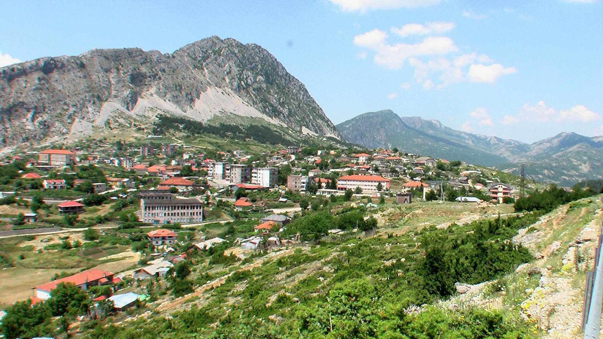 Photo showing: Leskovik mit Berg Mali i Melesinit