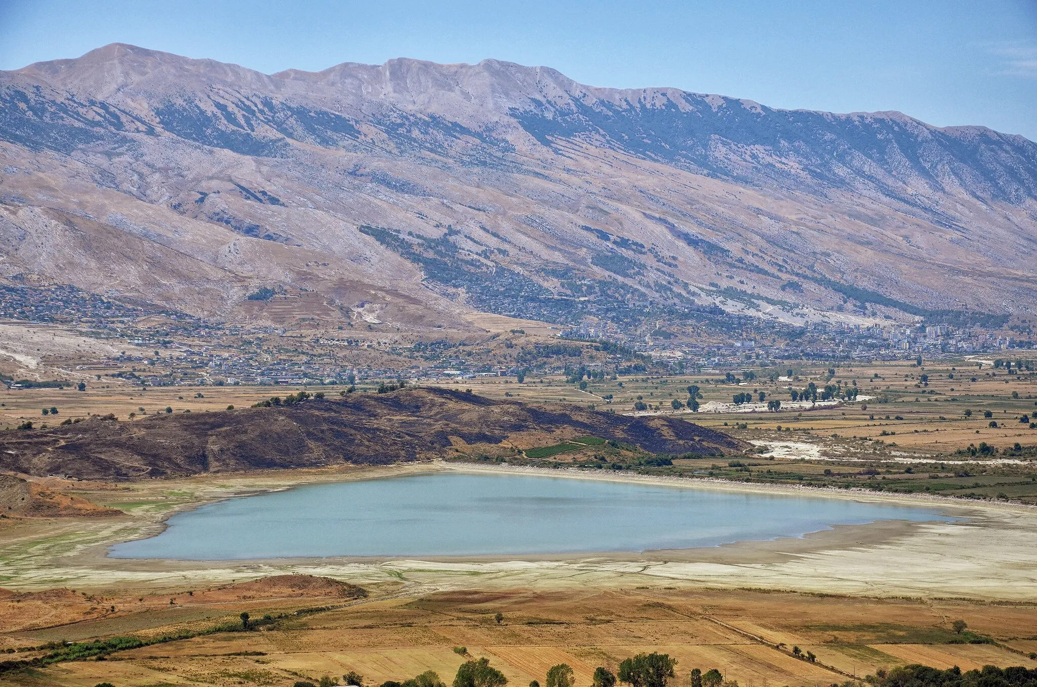 Photo showing: The Libohova Reservoir near Libohovë in Albania, the Dropull Plain and Gjerë Mountain with the city of Gjirokastra and Lazarat village in the background