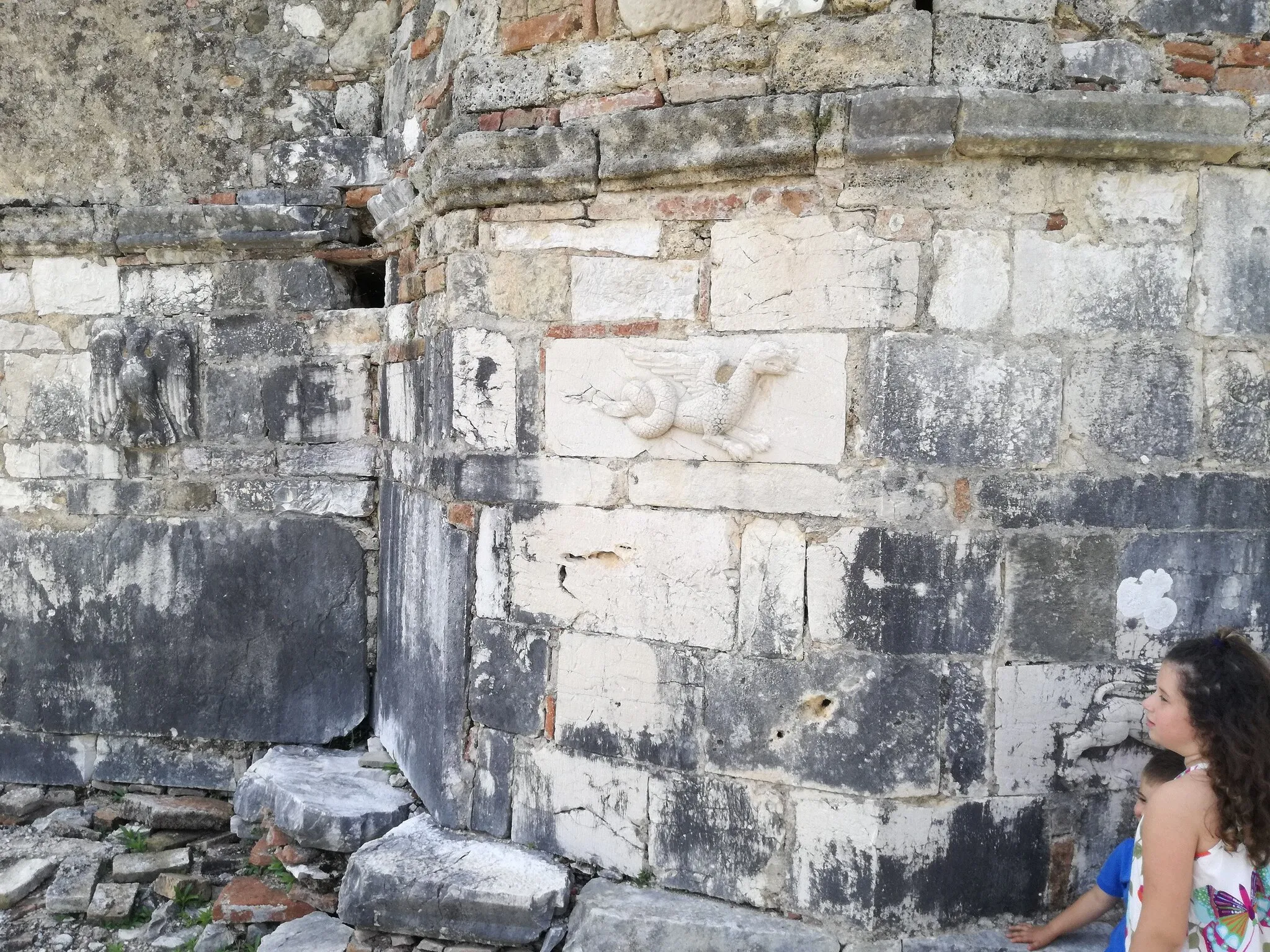Photo showing: Part of the older temple walls on which Mesopotam Monaster was constructed
