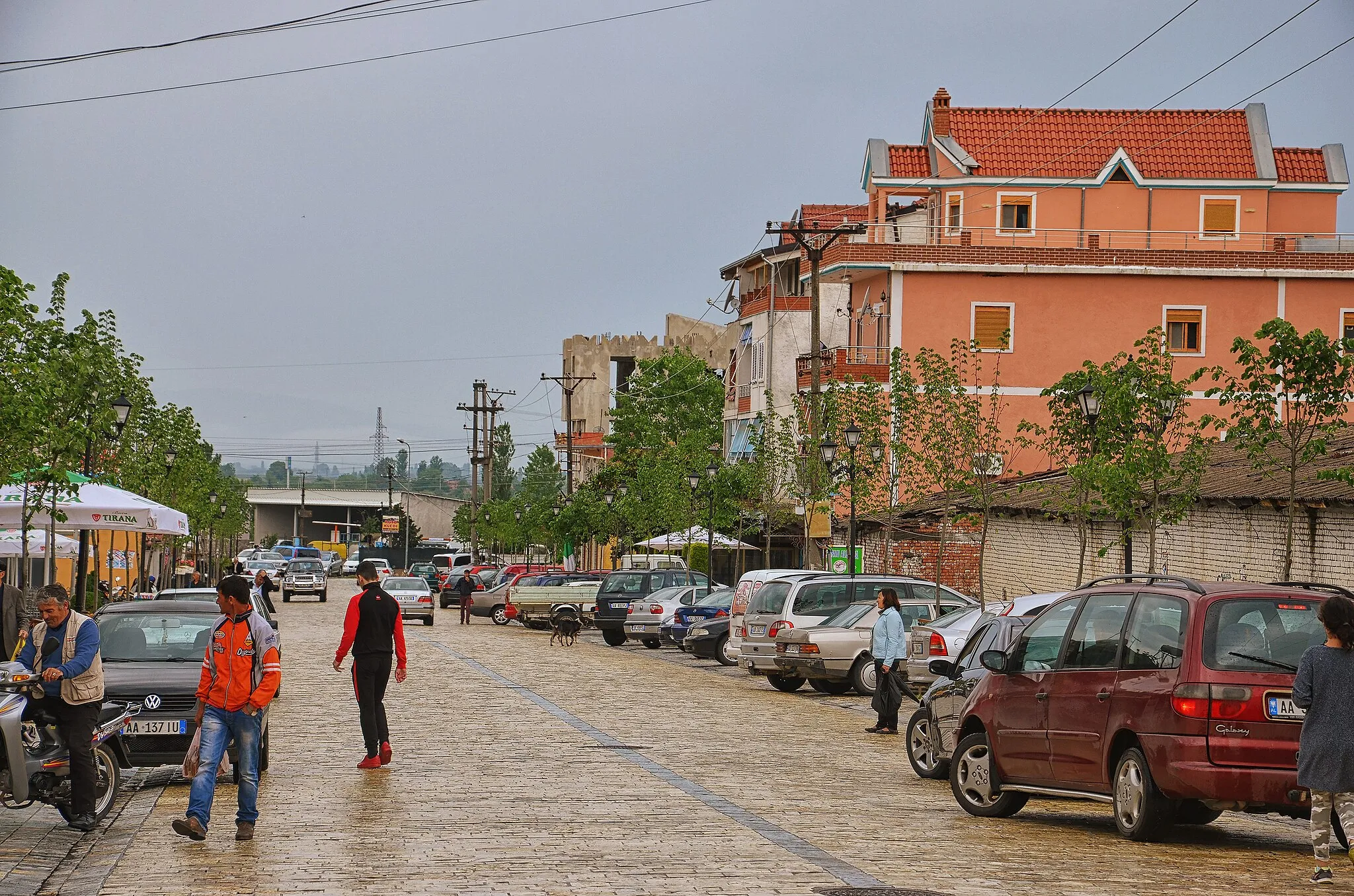 Photo showing: The pedestrian street in the center of Vau i Dejës, Albania