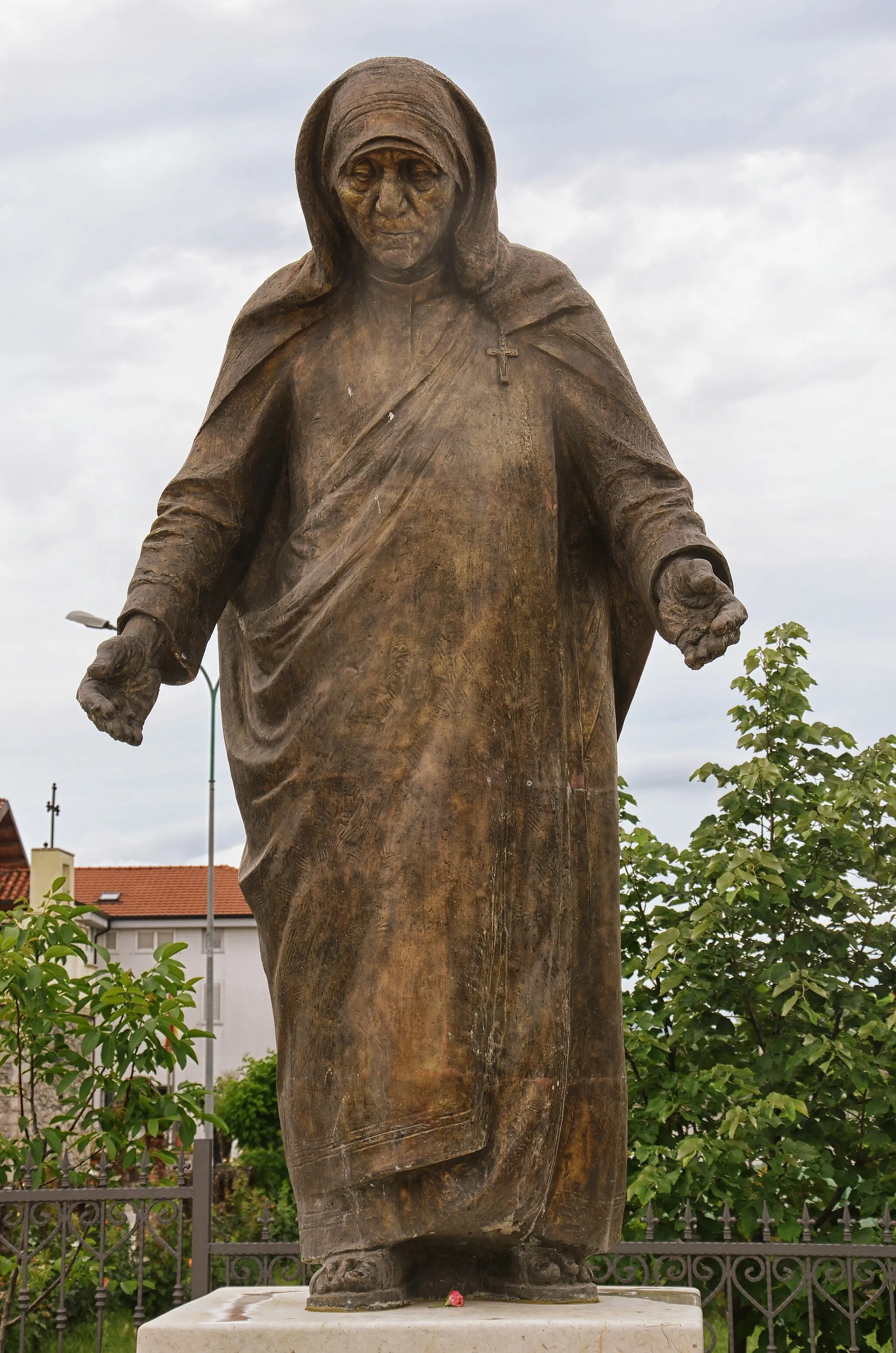 Photo showing: Mother Teresa Statue in Vau i Dejës, Albania