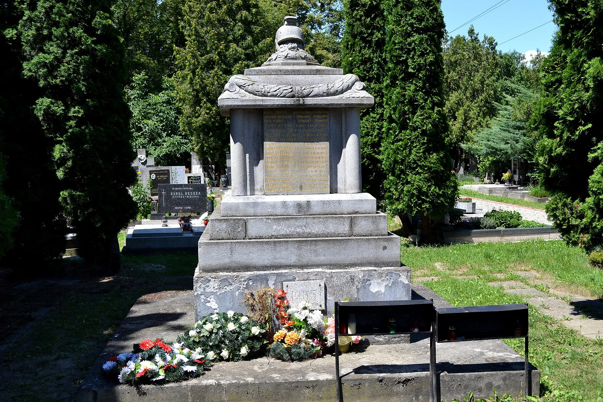 Photo showing: Pamätník vojnovým obetiam na cintoríne v Petržalke