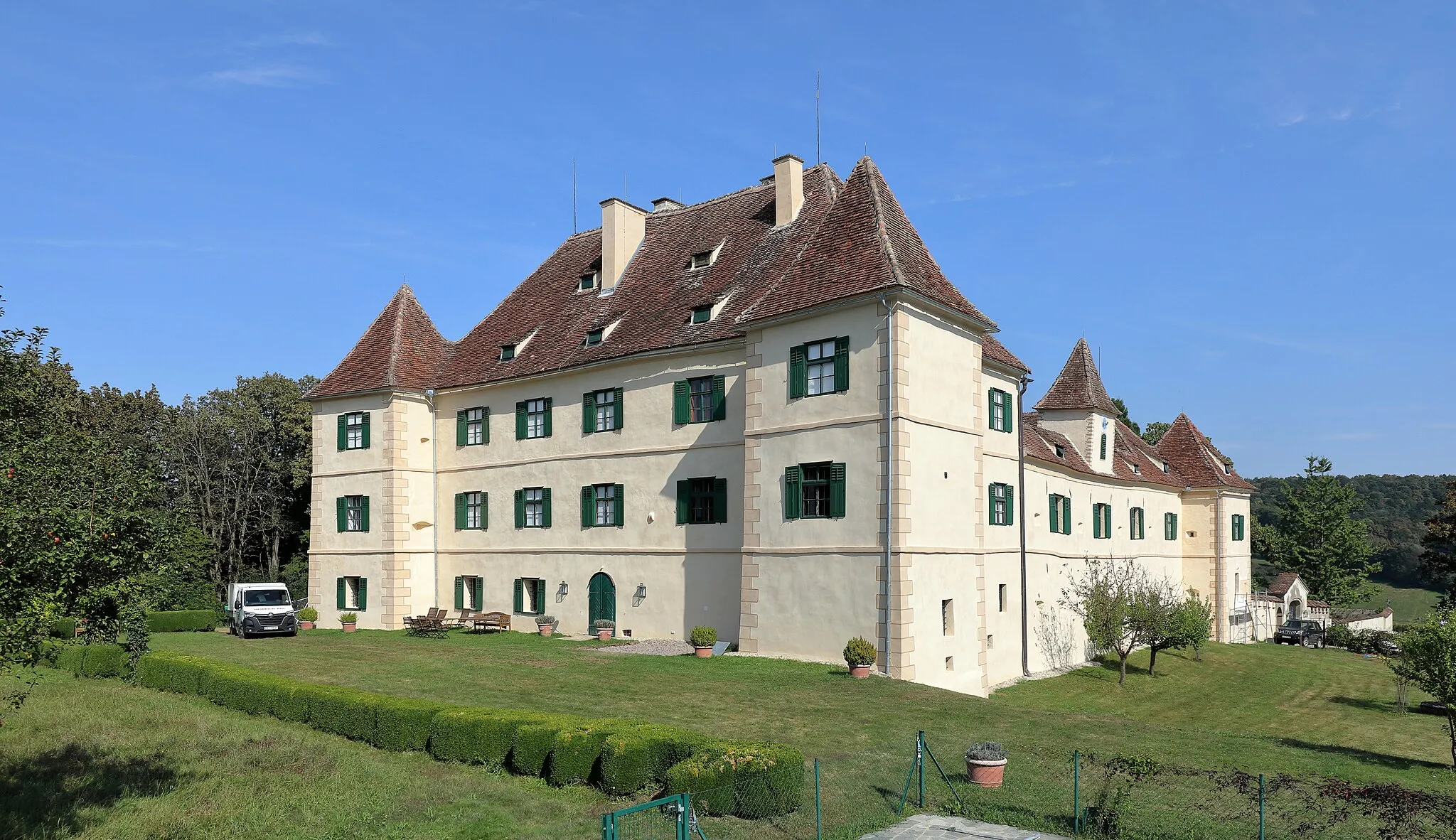 Photo showing: Southwest view of Hohenbrugg Castle in Austria.