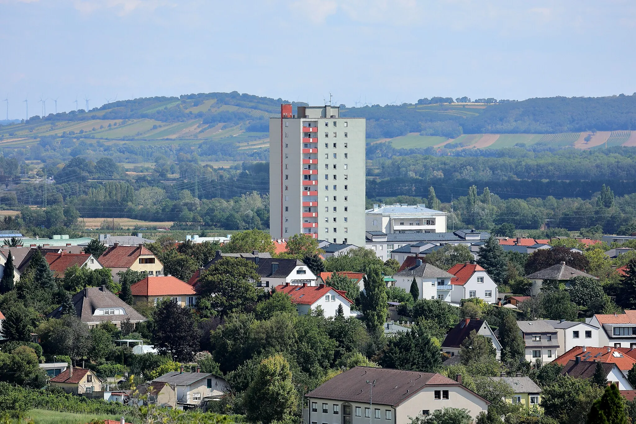 Photo showing: Blick von Kleinhöflein Richtung Hochhaus, Bahnstraße 16-18, in der burgenländischen Landeshauptstadt Eisenstadt. Das Hochhaus mit 51 m Höhe und 17 Geschoßen ist Eisenstadts einziges Hochhaus und damit höchstes Wohngebäude. Der Wohnturm mit 71 Eigentumswohnungen wurde nach einem Entwurf der Architektin Martha Bolldorf-Reitstätter gebaut. Die Fertigstellung des umstrittenen Gebäudes fand 1971 statt.