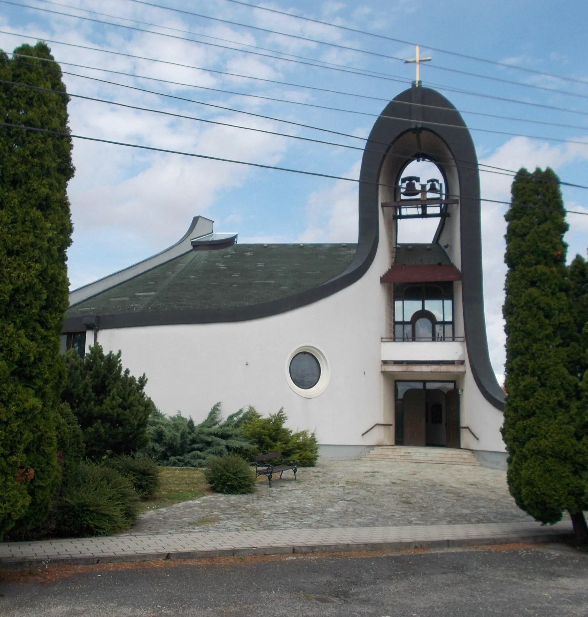 Photo showing: : Church of the Visitation (planned by György Jáky, built in 1989-1991, interior 1991-2001) in Házhely neighborhood, Kapuvár, Győr-Moson-Sopron County, Hungary.