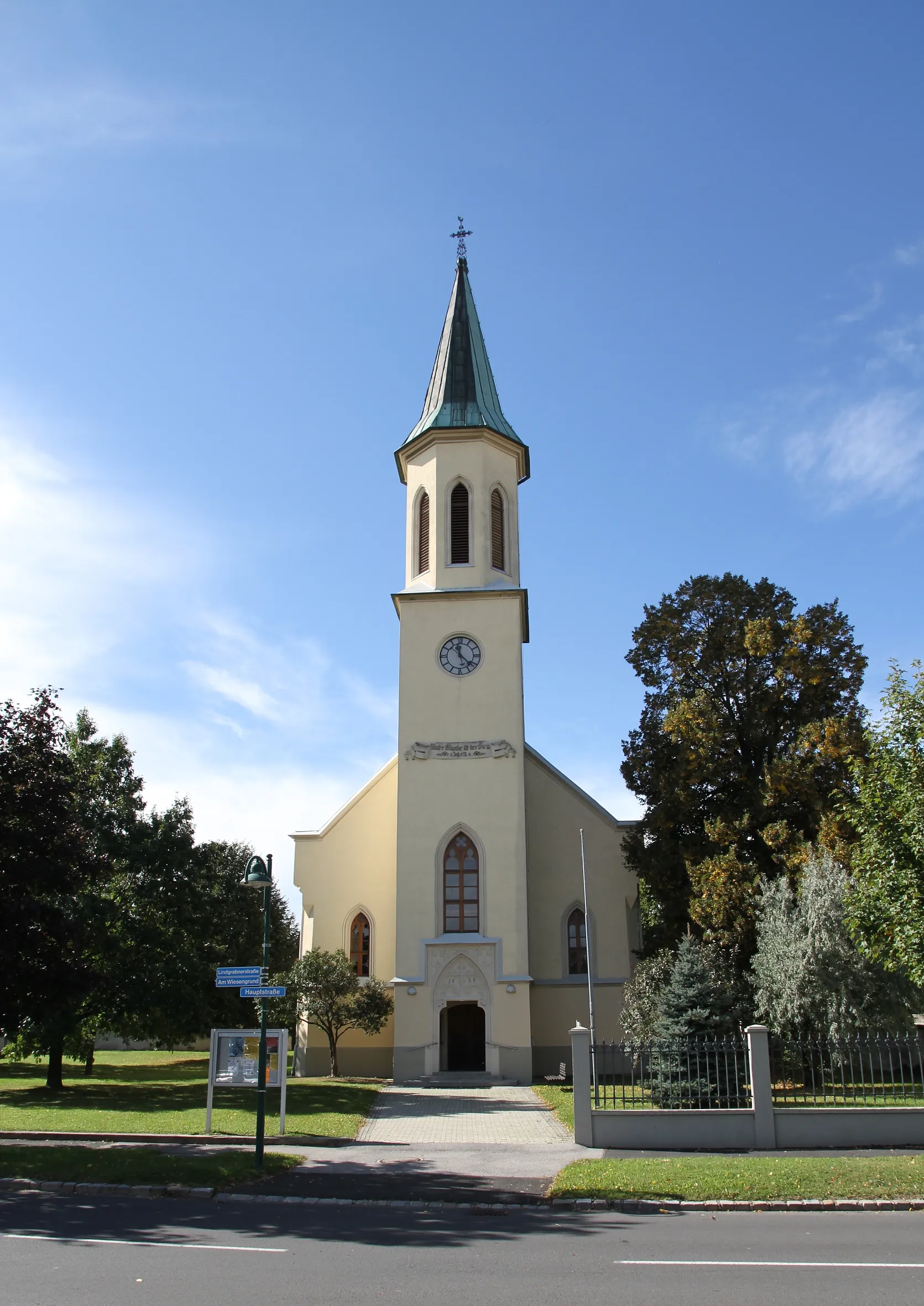 Photo showing: Evang. Pfarrkirche A.B. in der burgenländischen Marktgemeinde Kobersdorf. Die Kirche wurde 1785 gebaut. 1856 wurde sie umgebaut und der vorgestellte Kirchturm errichtet.