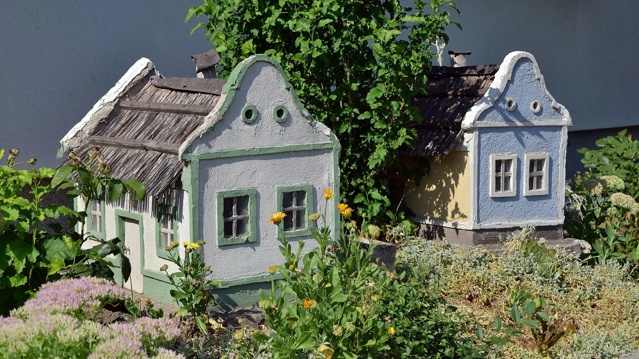 Photo showing: Modelle zweier Burgenlandhäuser am Raiffeisenplatz in Apetlon, von denen das rechte offenbar das am selben Platz stehende Hufnaglhaus darstellt.