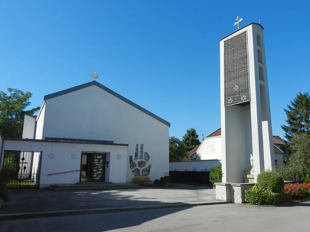 Photo showing: Kath. Filialkirche Hl. Familie sogenannte Fischerkirche in Haslau-Maria Ellend.