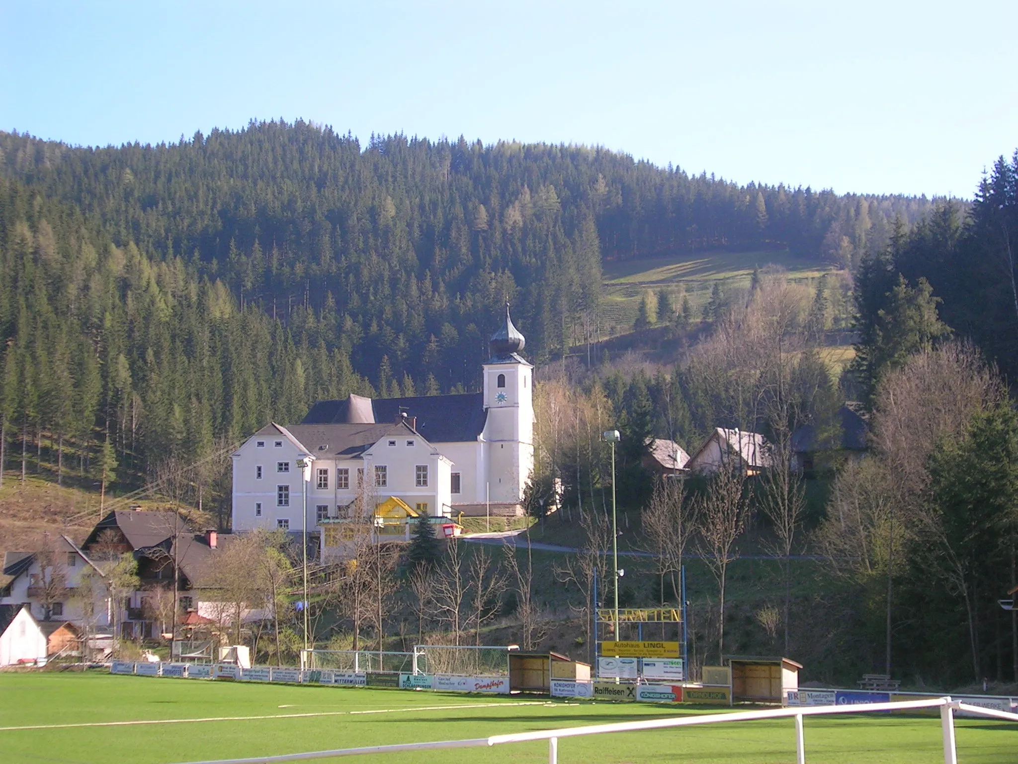 Photo showing: Ratten, katholische Pfarrkirche zum hl. Nikolaus, davor die Volksschule