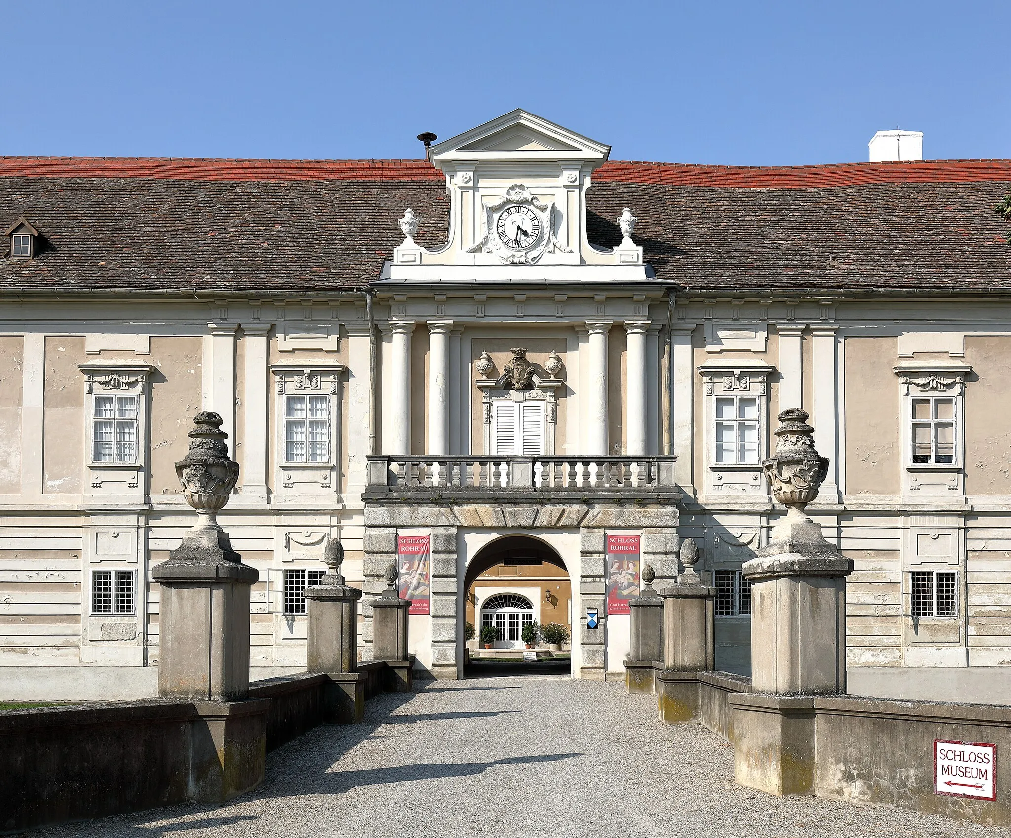 Photo showing: Portal des Schlosses Harrach in der niederösterreichische Marktgemeinde Rohrau. Das Schloss ist seit 1542 im Besitz der Grafen Harrach. Im 16. Jahrhundert erfolgte der Ausbau der mittelalterlichen Grenzburg zu einem Wasserschloss. Umbauten erfolgten 1688 sowie 1722 und 1776/77 erhielt das Schloss im Wesentlichen sein heutiges Erscheinungsbild.