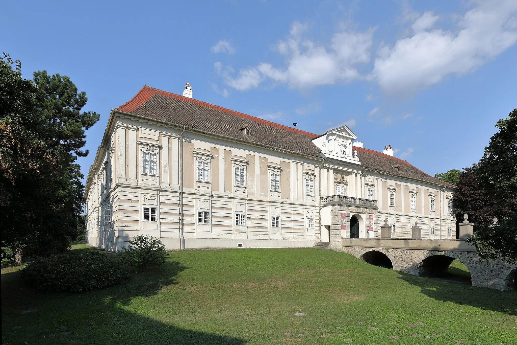 Photo showing: Ostansicht des Schlosses Harrach in der niederösterreichische Marktgemeinde Rohrau. Das Schloss ist seit 1542 im Besitz der Grafen Harrach. Im 16. Jahrhundert erfolgte der Ausbau der mittelalterlichen Grenzburg zu einem Wasserschloss. Umbauten erfolgten 1688 sowie 1722 und 1776/77 erhielt das vierflügelige Schloss im Wesentlichen sein heutiges Erscheinungsbild.