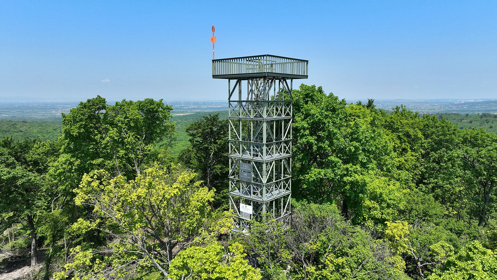 Photo showing: Summit of the Buchkogel with observation tower in Burgenland.