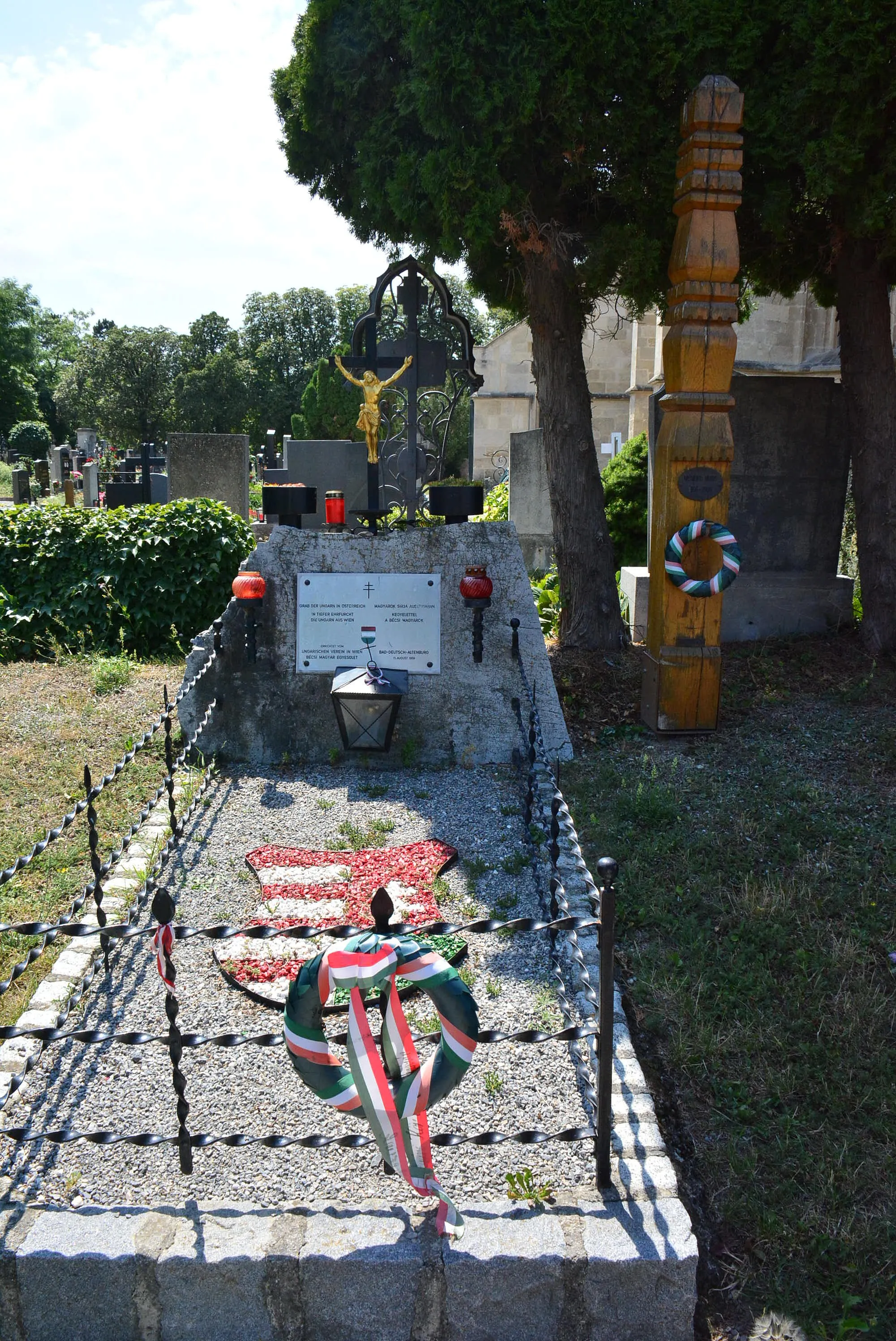 Photo showing: "Grab der Ungarn in Österreich" auf dem Friedhof von Bad Deutsch-Altenburg