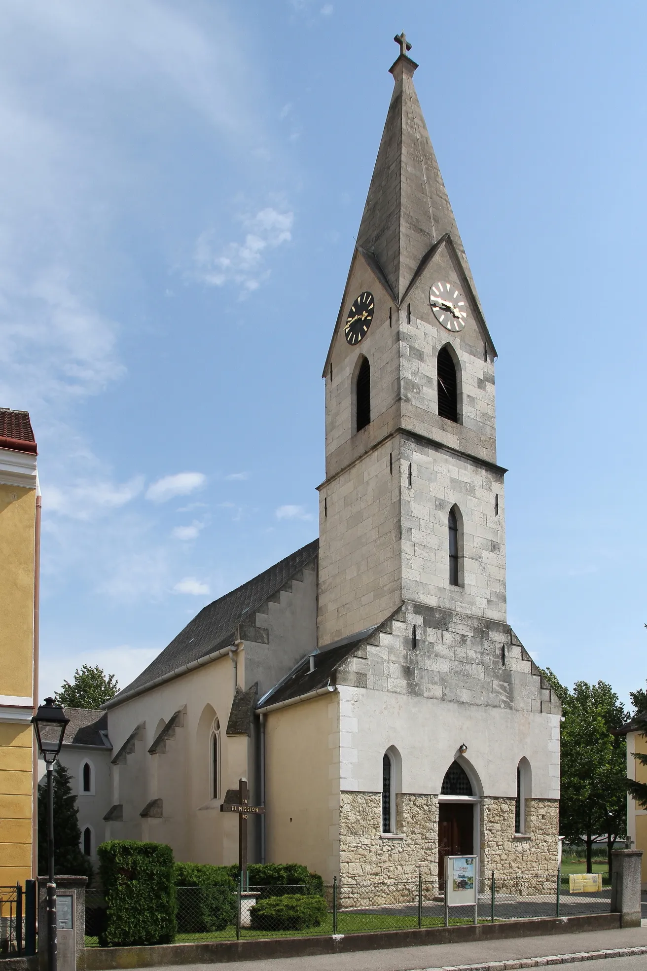 Photo showing: Die kath. Pfarrkirche hl. Nikolaus in Wampersdorf, eine Ortschaft in der niederösterreichischen Marktgemeinde Pottendorf.