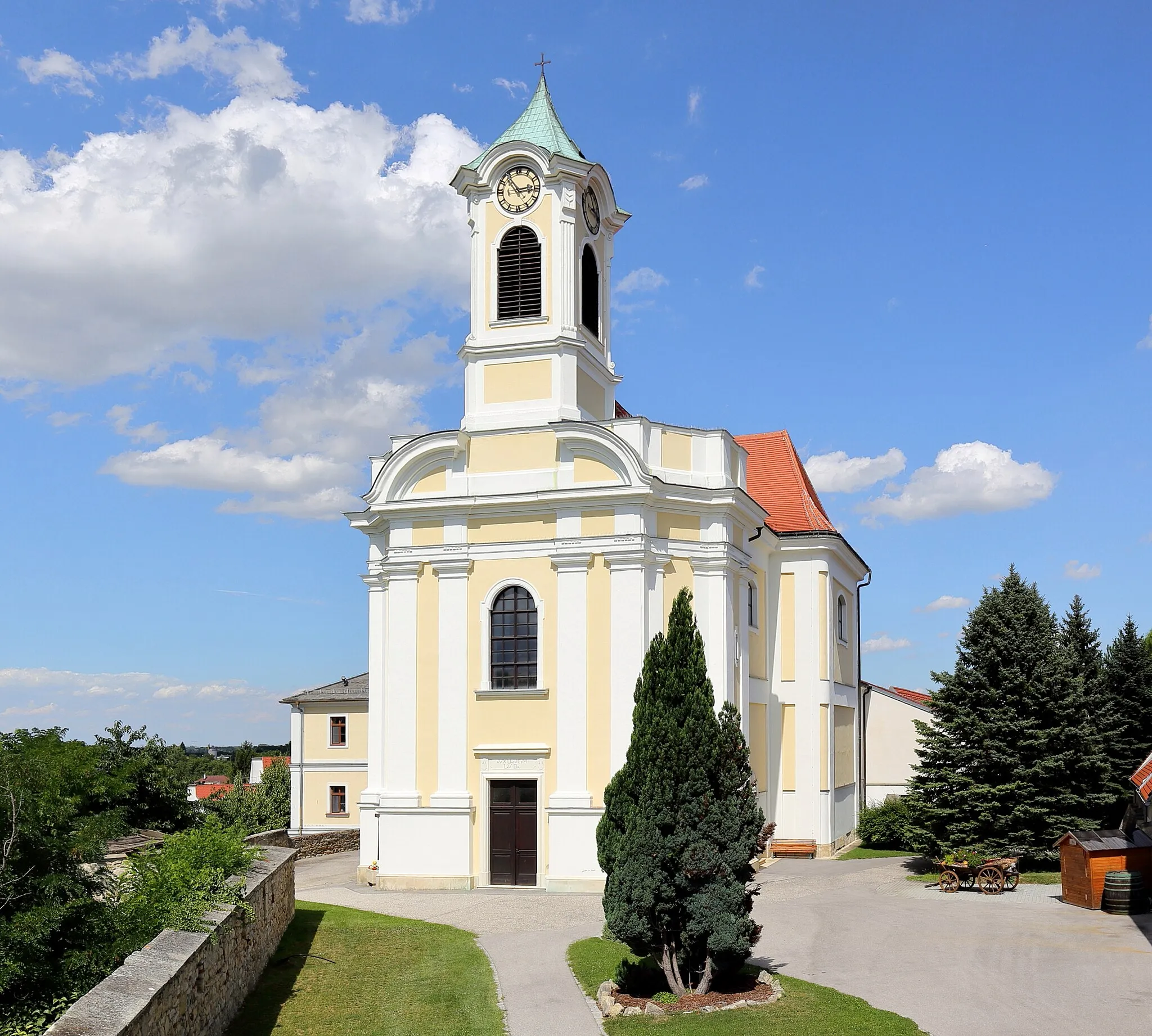 Photo showing: Südwestansicht der röm.-kath. Pfarrkirche Zur Unbefleckten Empfängnis der burgenländischen Gemeinde Wimpassing an der Leitha. Der einheitliche Barockbau mit kreuzförmigen Grundriß wurde anstelle einer 1683 zerstörten Kirche errichtet und 1723 geweiht.