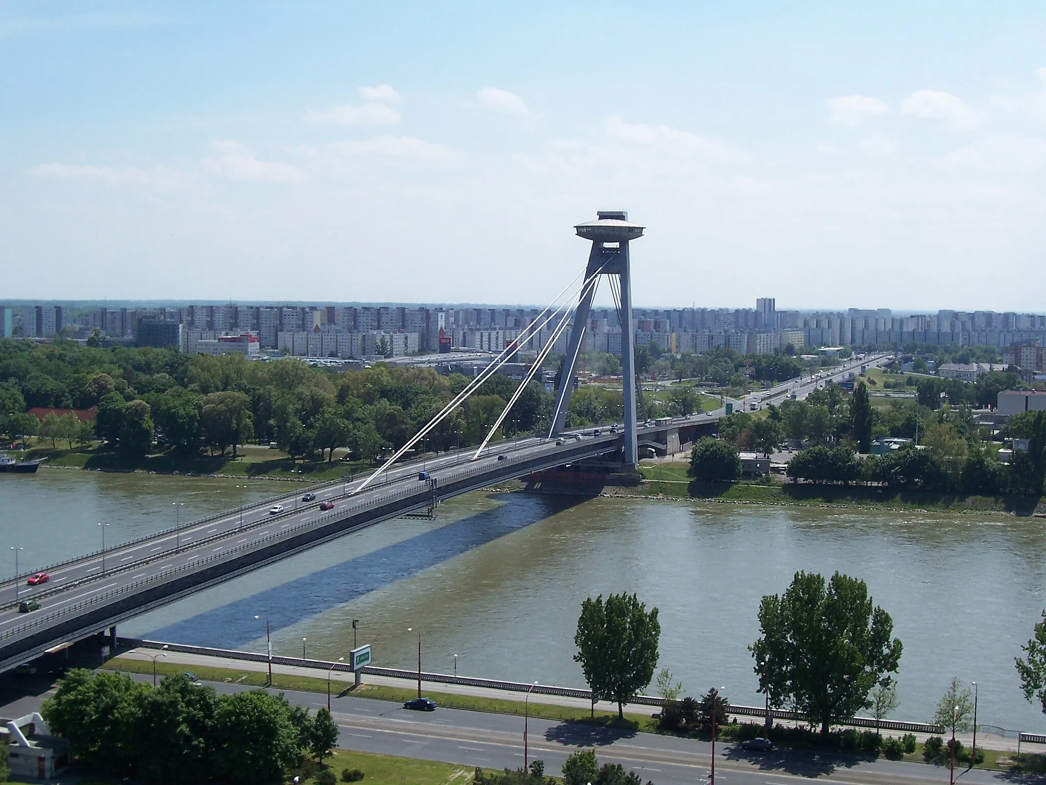 Photo showing: View of the Novy Most and the Petržalka district in Bratislava, taken from the Bratislava Hrad.