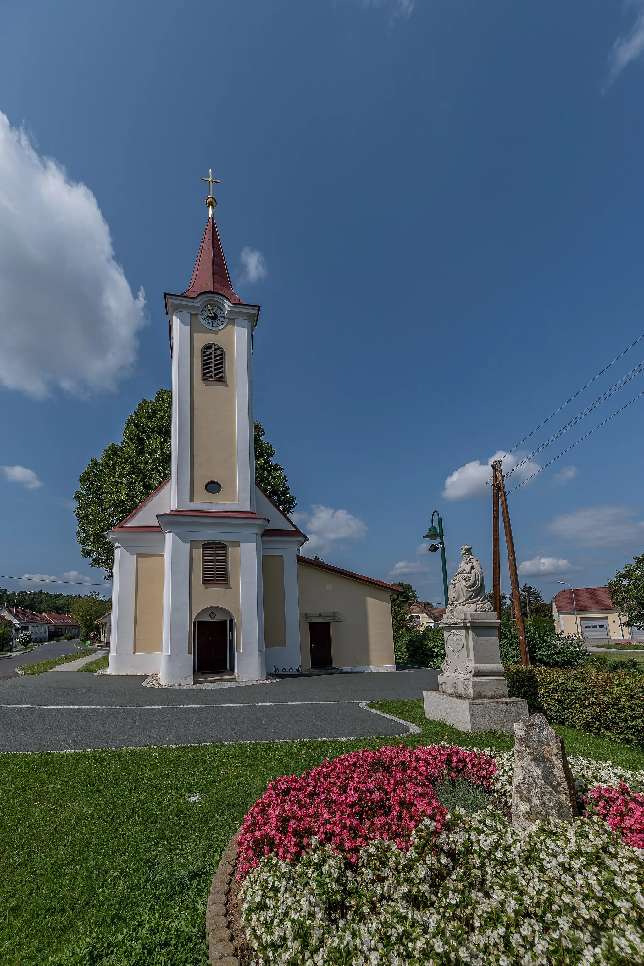 Photo showing: Kath. Filialkirche hll. Fabian und Sebastian in Eisenzicken und davor geschützte Madonnenfigur