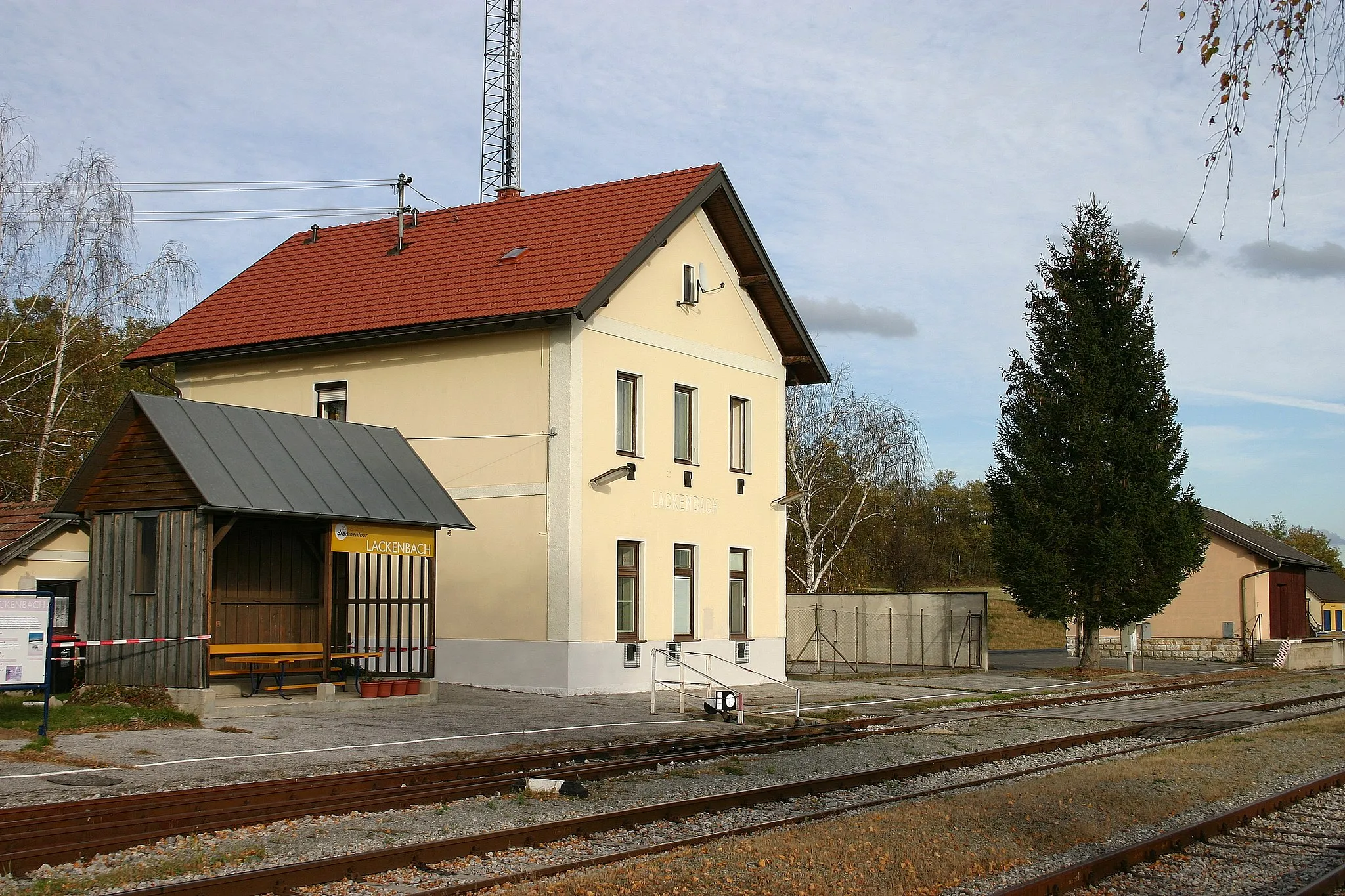 Photo showing: Lackenbach, Bahnhofgebäude der Burgenlandbahn – der Personenverkehr wurde im Mai 2001 aufgelassen