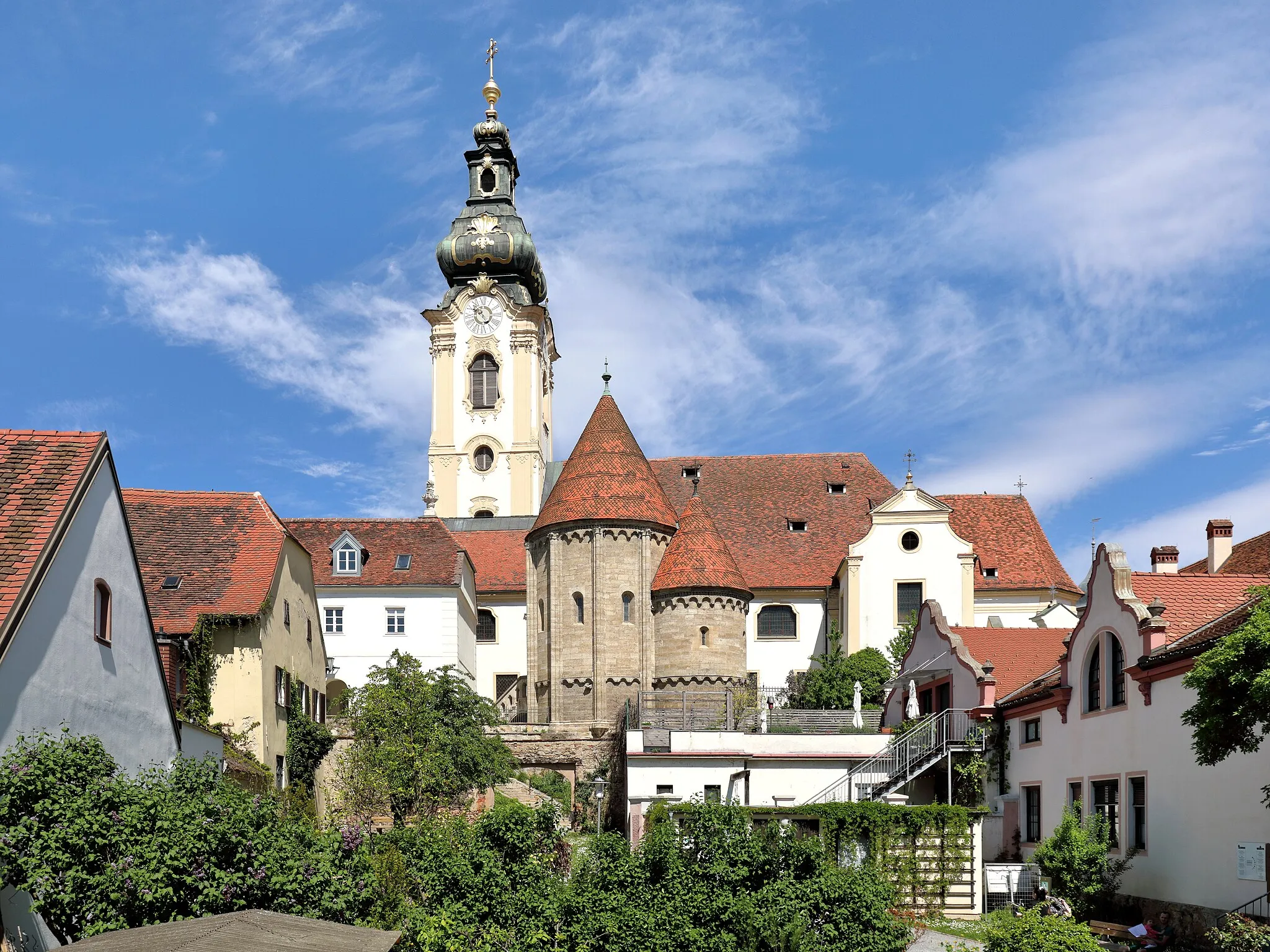 Photo showing: Ossuary in Hartberg with the parish church in the background.