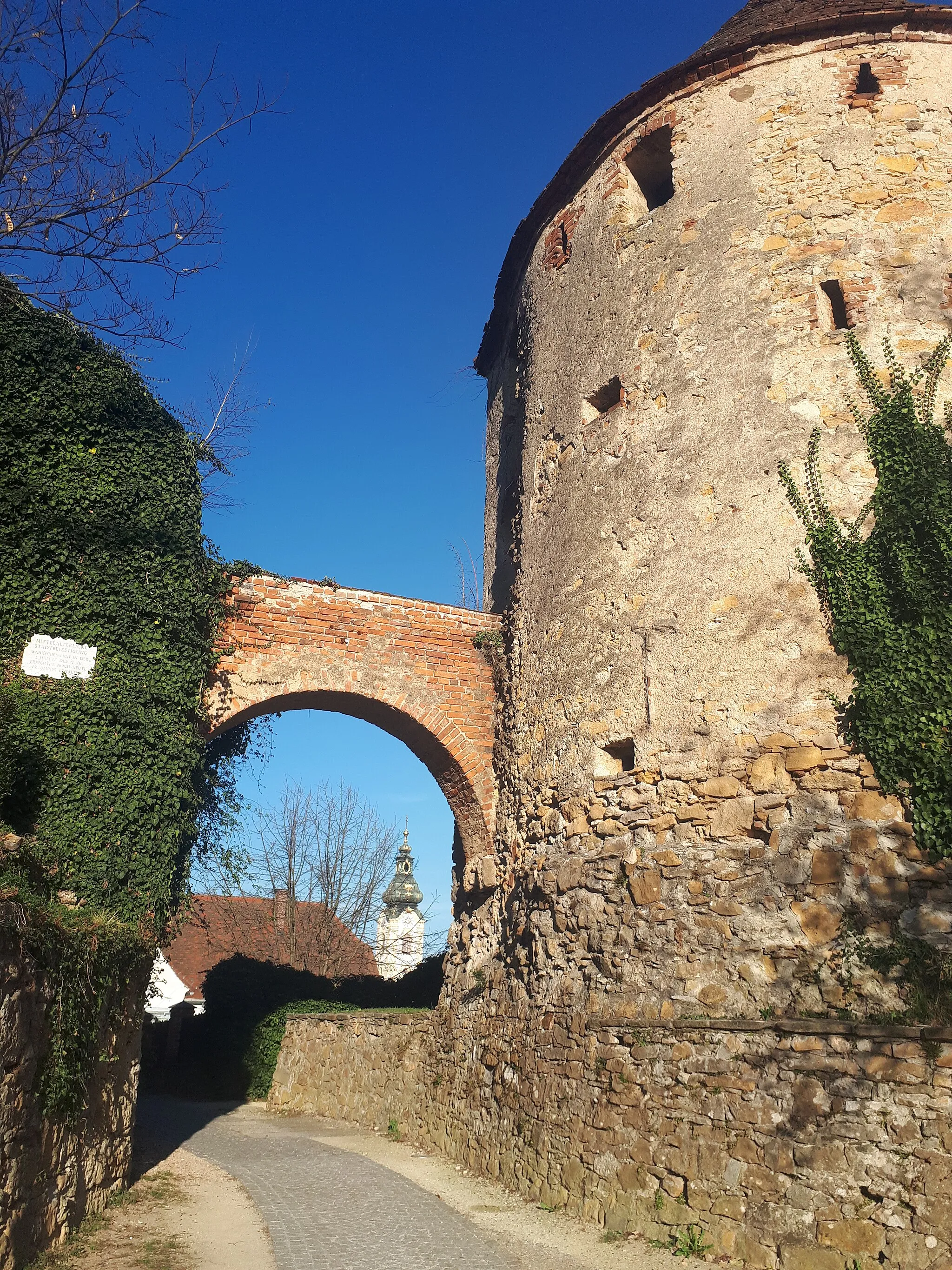 Photo showing: Ruinen der historischen Stadtmauer und Stadttor