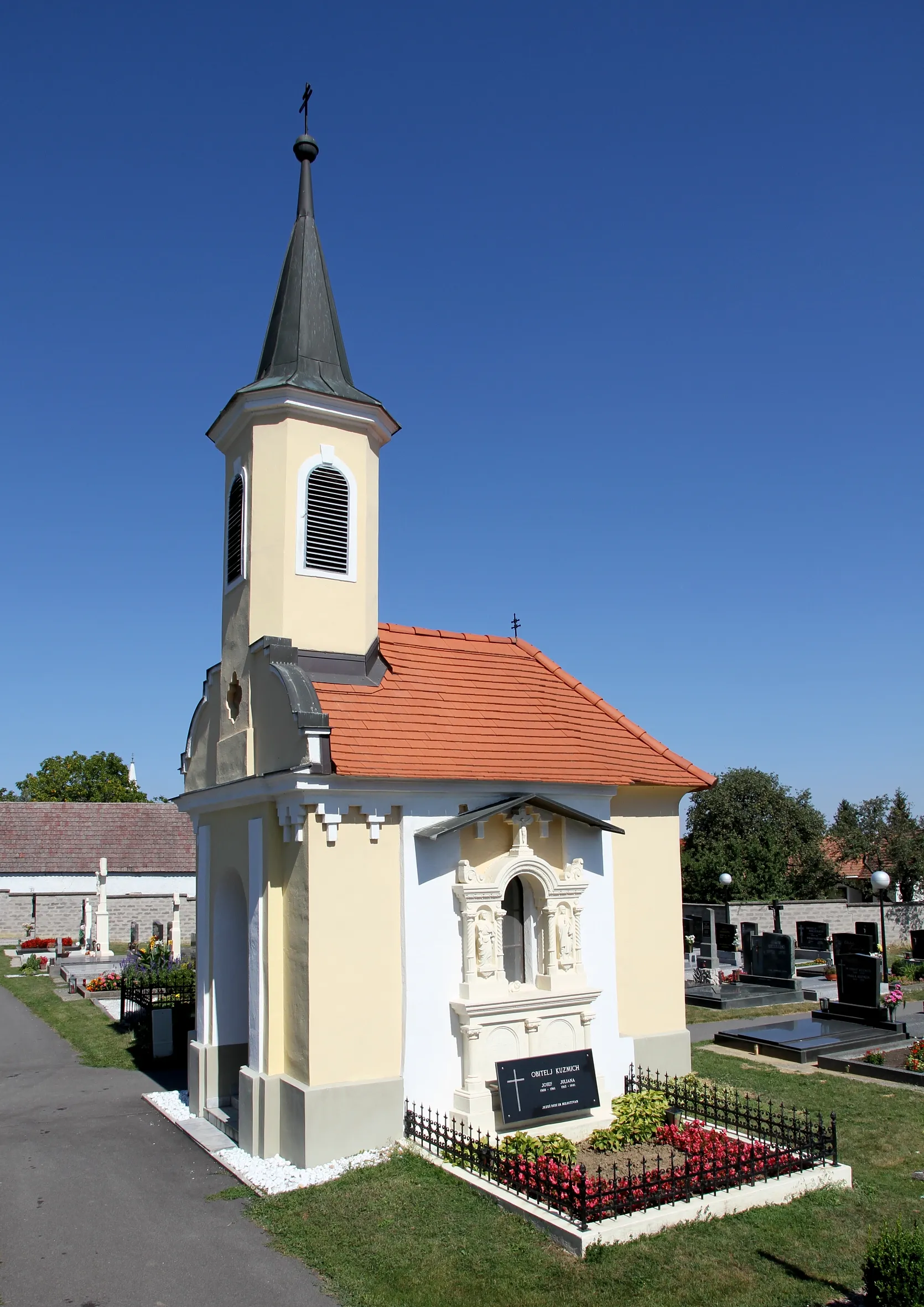 Photo showing: Friedhofskapelle Zur Auferstehung in Kroatisch Minihof, ein Ortsteil der burgenländischen Gemeinde Nikitsch. Ein Rechteckbau aus dem Jahr 1874 mit Stufengiebel und Turm.