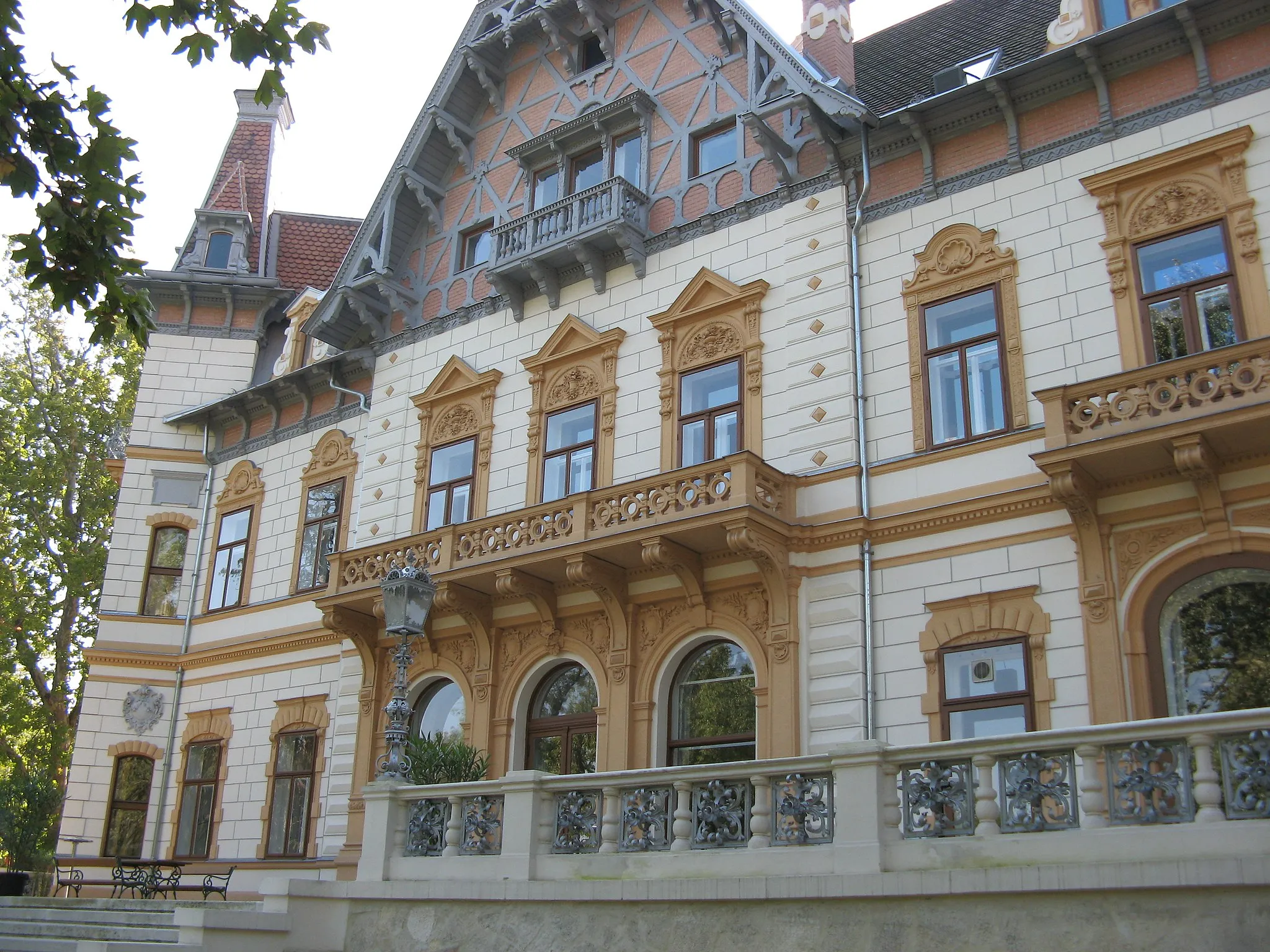 Photo showing: Springer-Schlößchen, 1889-90 erbaut von Hellmer und Fellner, Wien-Meidling

This media shows the protected monument with the number 25658 in Austria. (Commons, de, Wikidata)