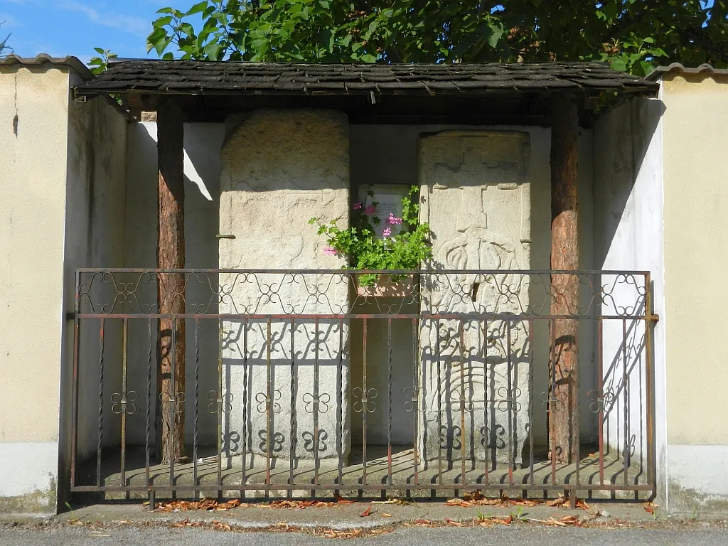 Photo showing: Steinplatten am Hauptplatz in Götzendorf an der Leitha.