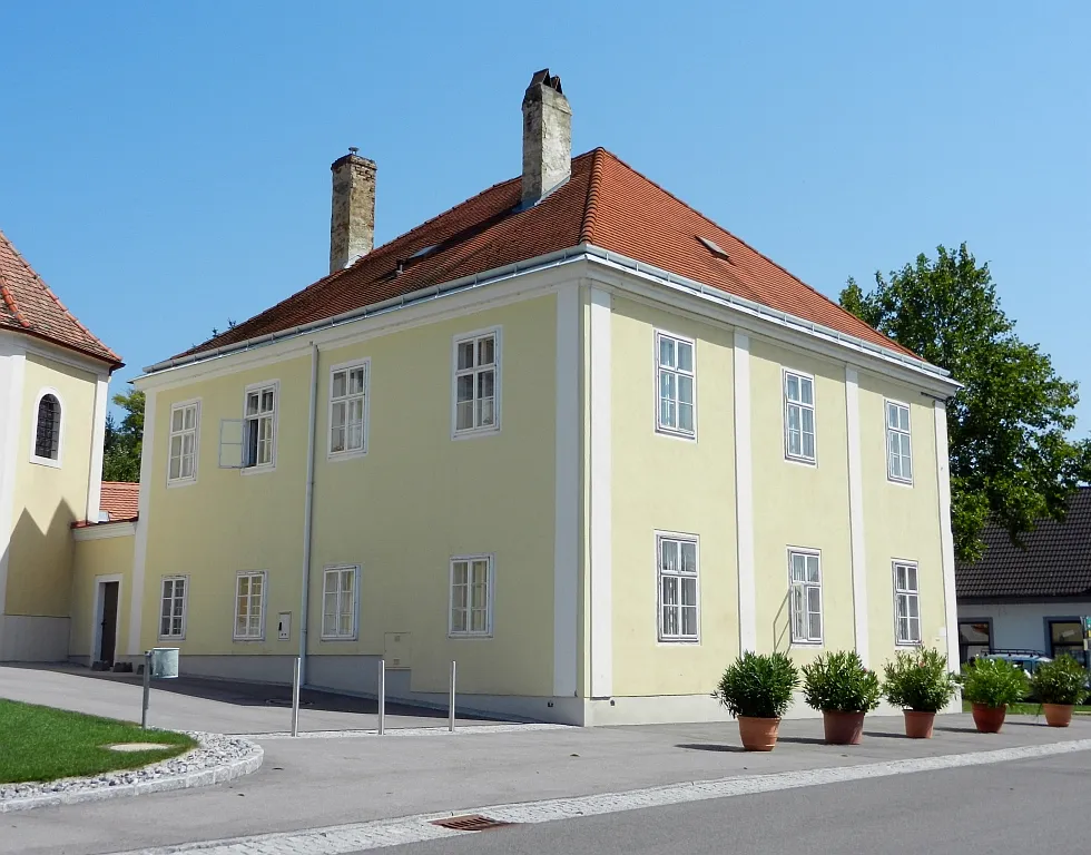 Photo showing: Der Pfarrhof neben der Pfarrkirche in Gallbrunn.