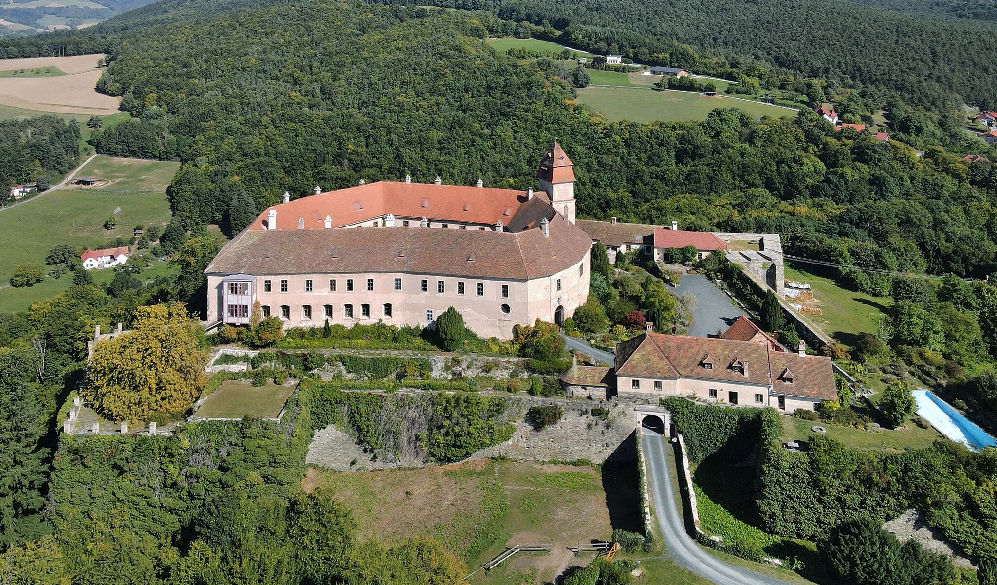 Photo showing: South-southwest view of the Bernstein Castle, Austria.