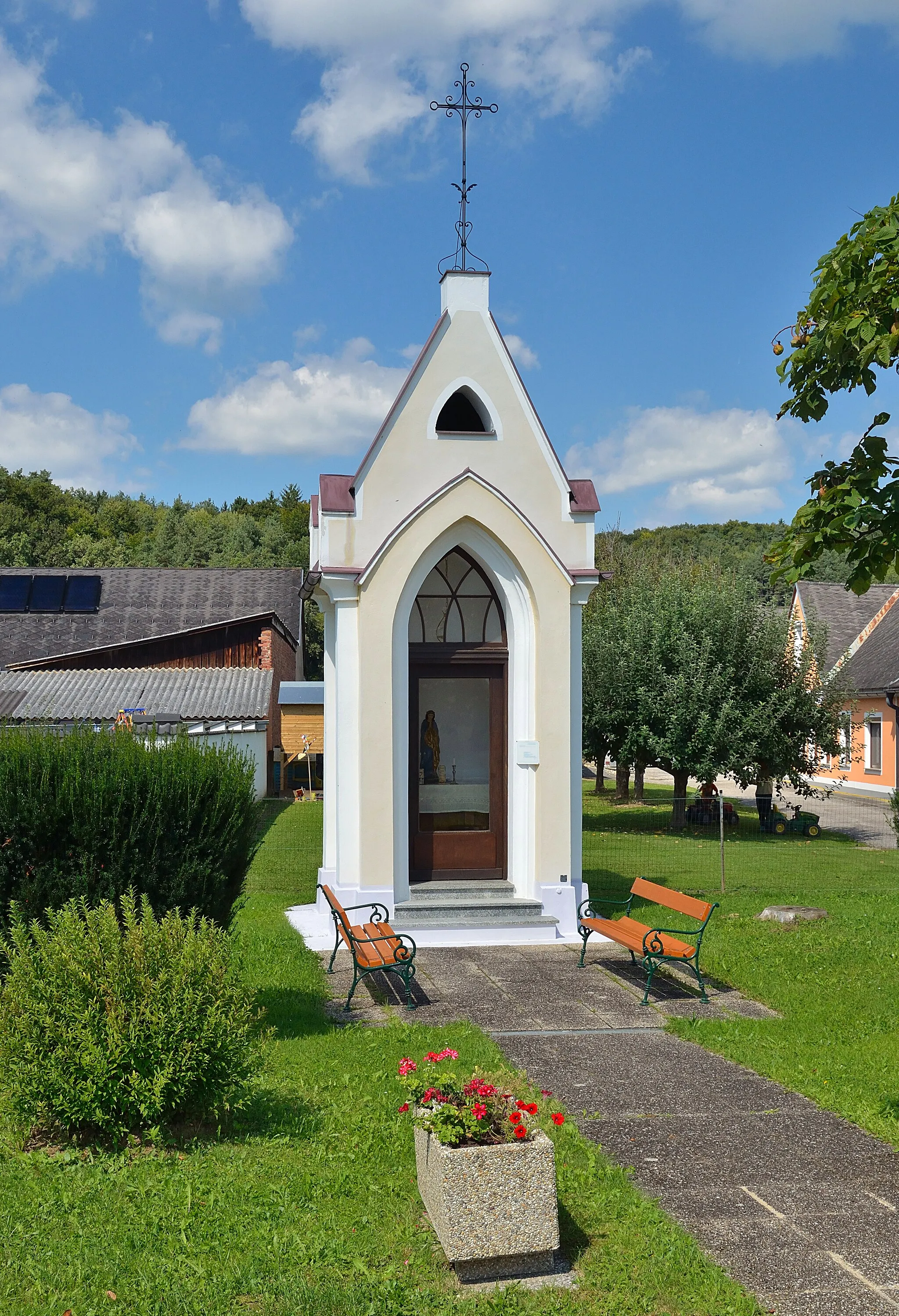 Photo showing: The chapel at Rax-Dorf in the municipality of Jennersdorf, Burgenland, was re-constructed in 1955 due to broadening the village street.