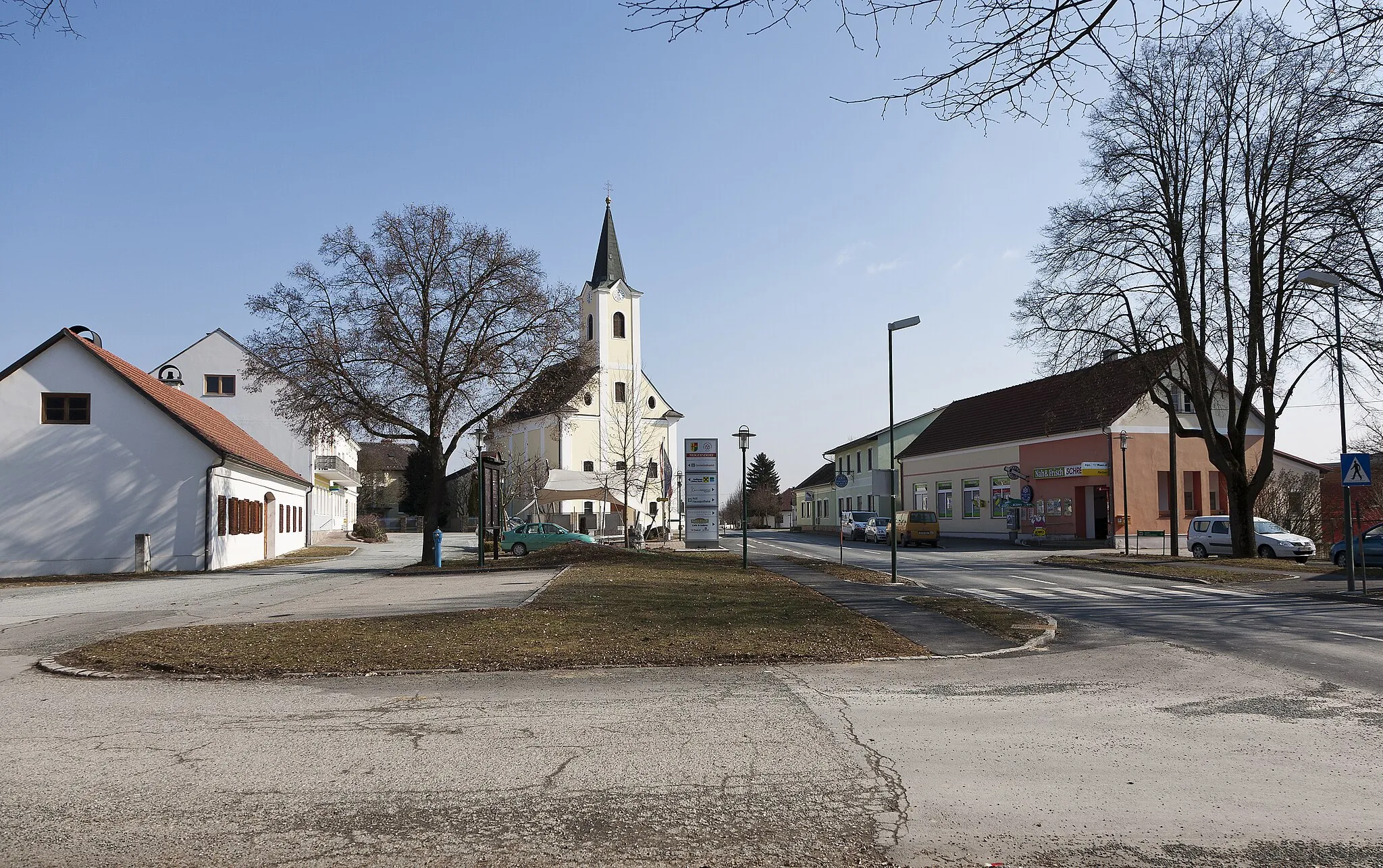 Photo showing: Kirche und Hauptplatz in Mogersdorf