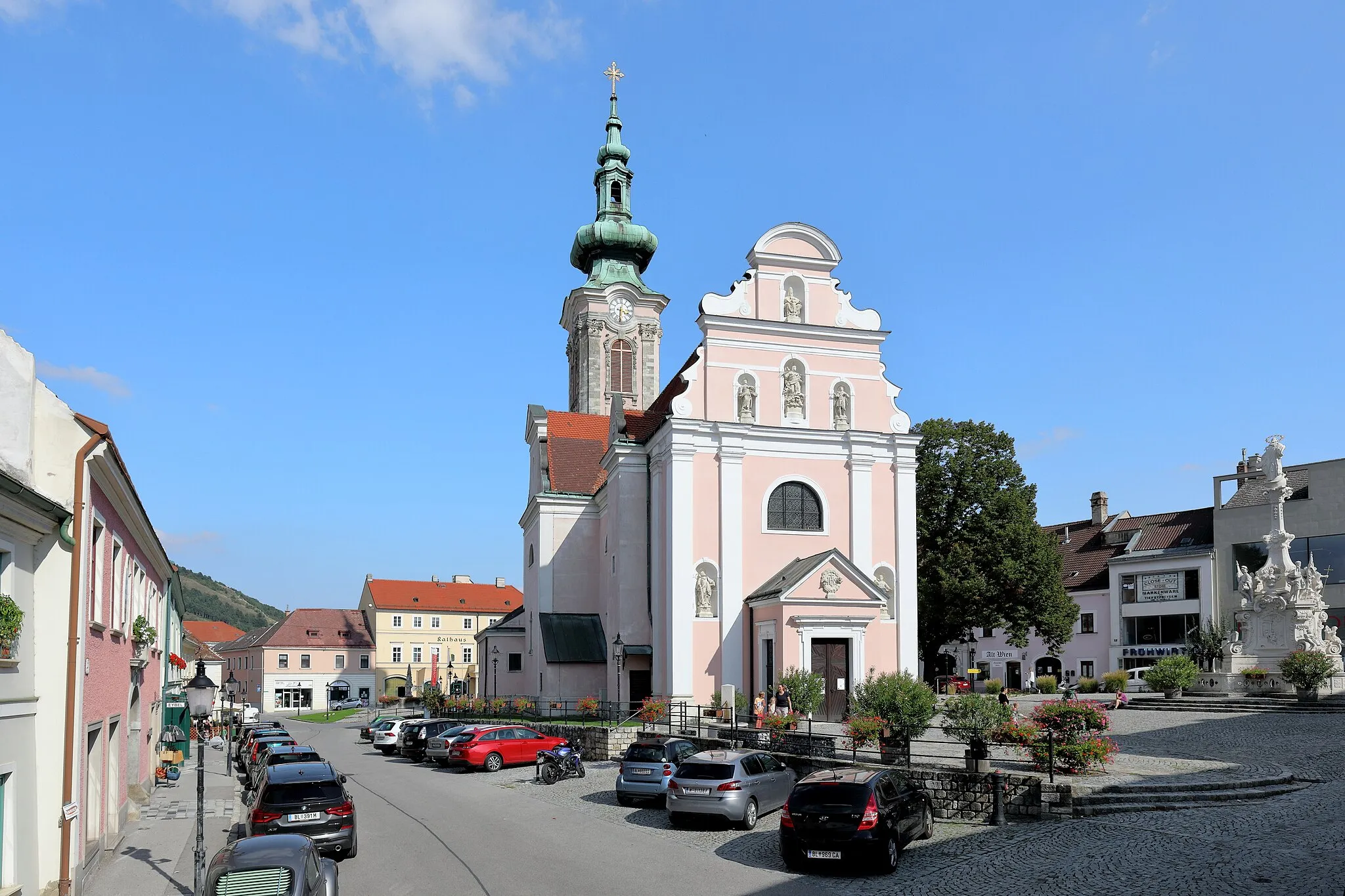 Photo showing: Westnordwestansicht des Hauptplatzes der niederösterreichische Stadtgemeinde Hainburg an der Donau mit der röm.-kath. Pfarrkirche hll. Philippus und Jakobus im Zentrum und ganz rechts die barocke Mariensäule.