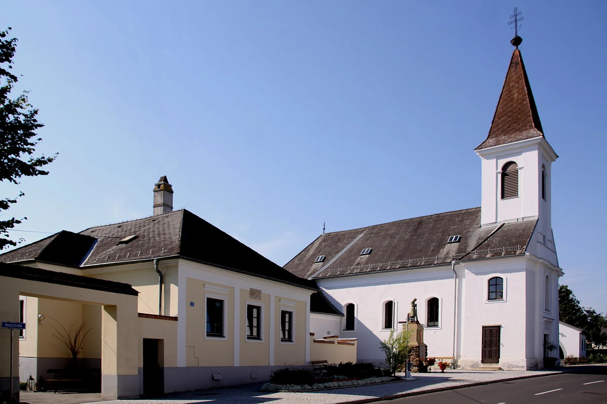 Photo showing: Filialkirche und Pfarrhof in Oberrabnitz, Gemeinde Draßmarkt im Bezirk Oberpullendorf, Burgeland, Österreich)