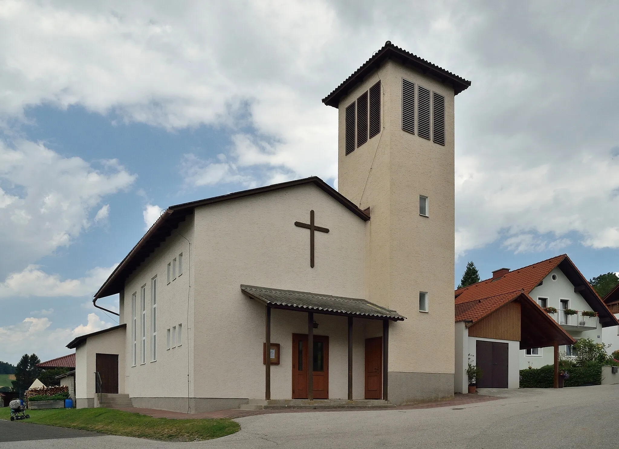 Photo showing: Die Kirche in der Ortschaft Stang (Gemeinde Kirchschlag in der Buckligen Welt) hat das Patrozinium Maria, Hilfe der Christen; Zweitpatrone sind Josef und Florian.[1]. Erbaut 1962 [2].