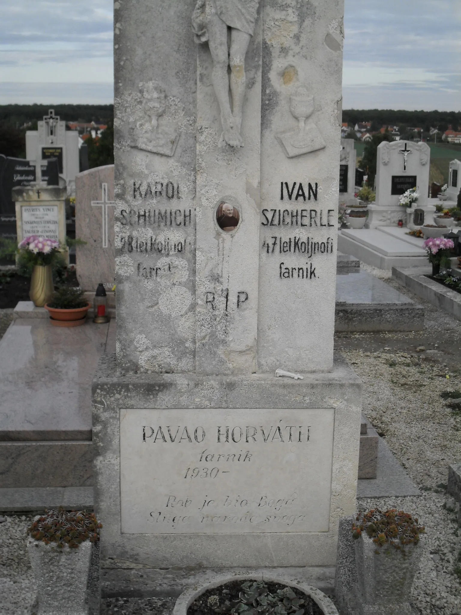 Photo showing: The common grave of Károly Schimunich, Iván Szicherle and Pál Horváth priests of Kópháza in the Kópháza Cemetery with Burgenland Croatian inscription (gradišćanskohrvatski jezik)