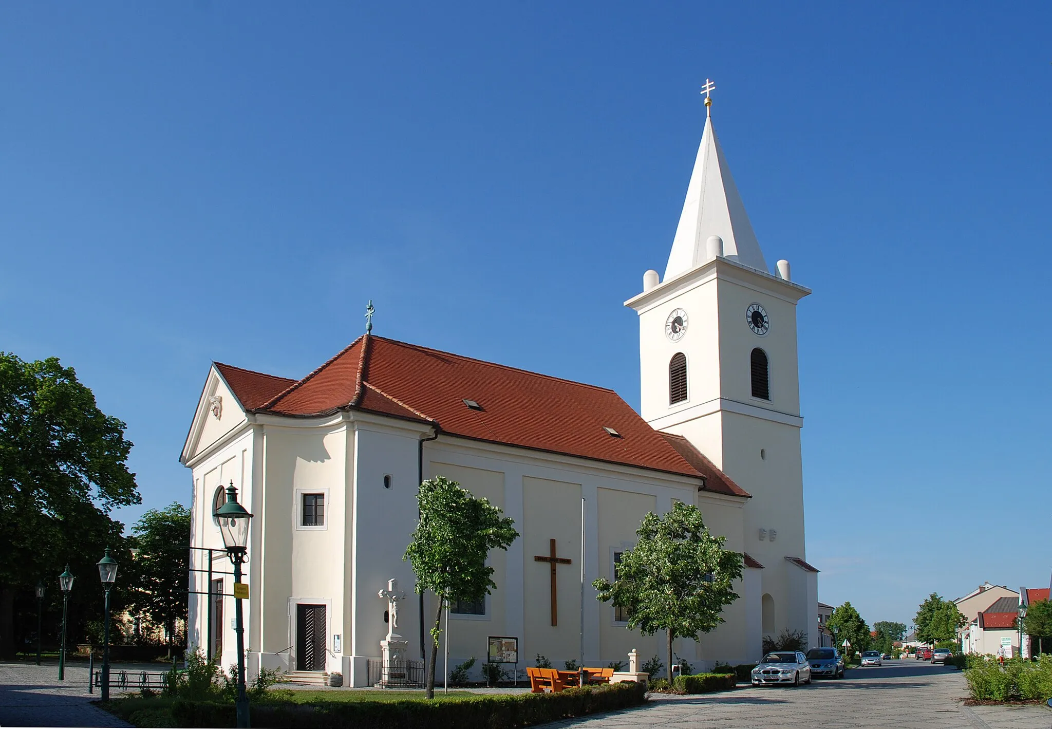 Photo showing: Pfarrkirche Parndorf, Burgenland

This media shows the protected monument with the number 6162 in Austria. (Commons, de, Wikidata)